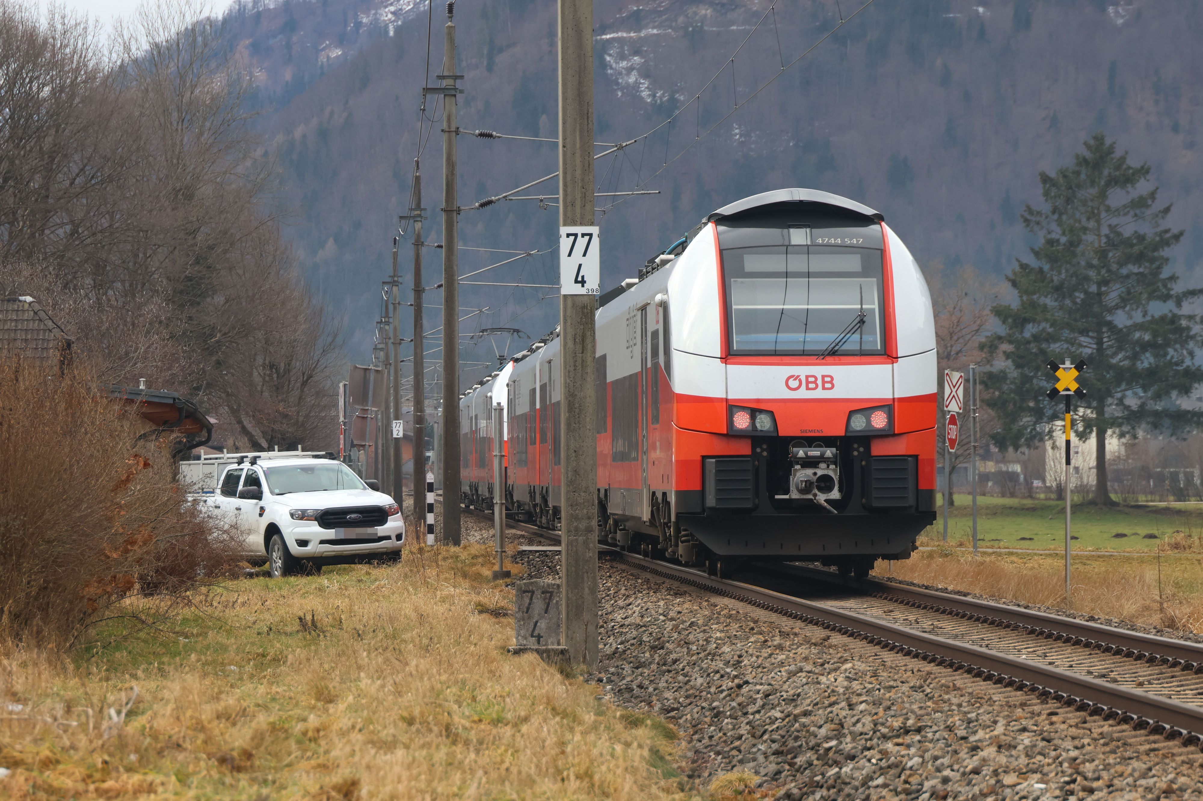Auf offener Strecke im Salzkammergut blieb ein ÖBB-Zug stehen, musste evakuiert werden.