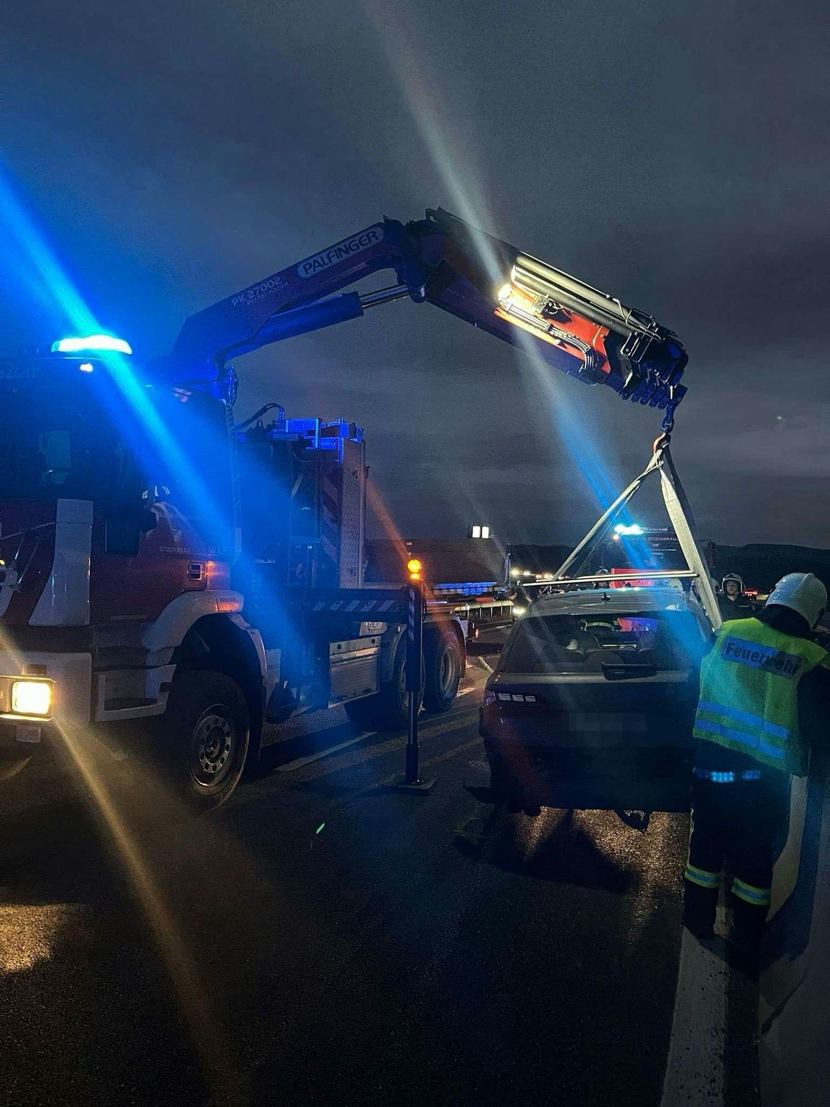 Rettungsdienst, Notarzt und die Feuerwehr Stockerau wurden alarmiert.