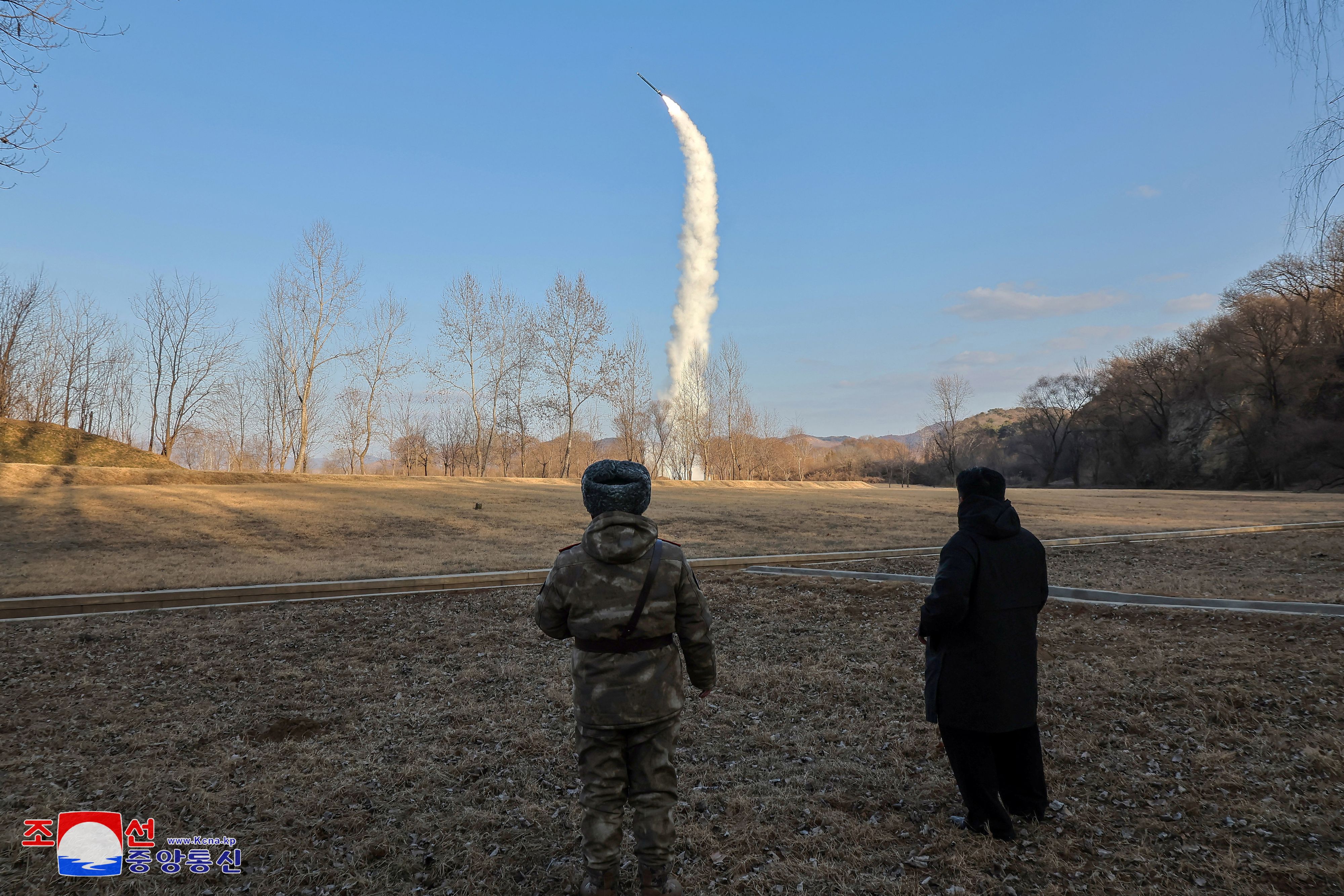 Ein offizielles Foto zeigt Nordkoreas Machthaber Kim Jong-un (rechts), wie er den jüngsten Raketentest verfolgt. (25. Januar 2025)