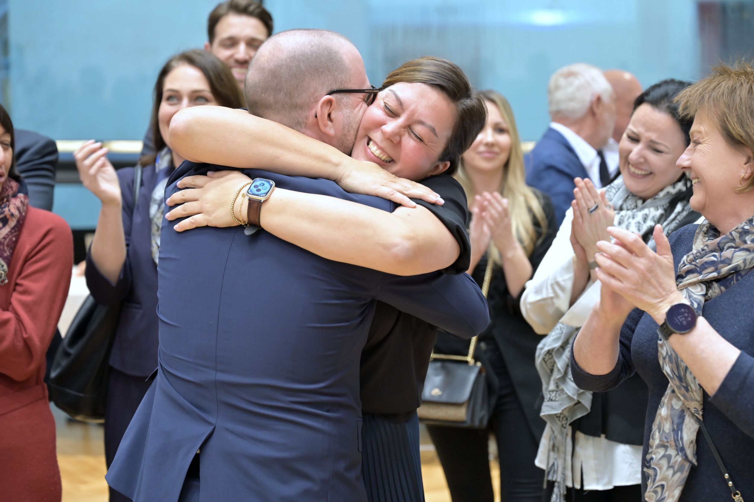 Zum Sieg gab es für Dietmar Prammer (SPÖ) erst mal ganz viel Liebe von Partnerin Anna.