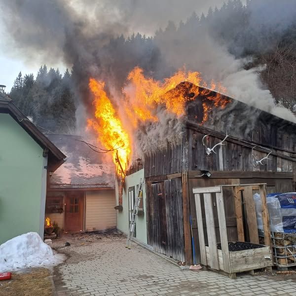 Der Geräteschuppen stand in Vollbrand.