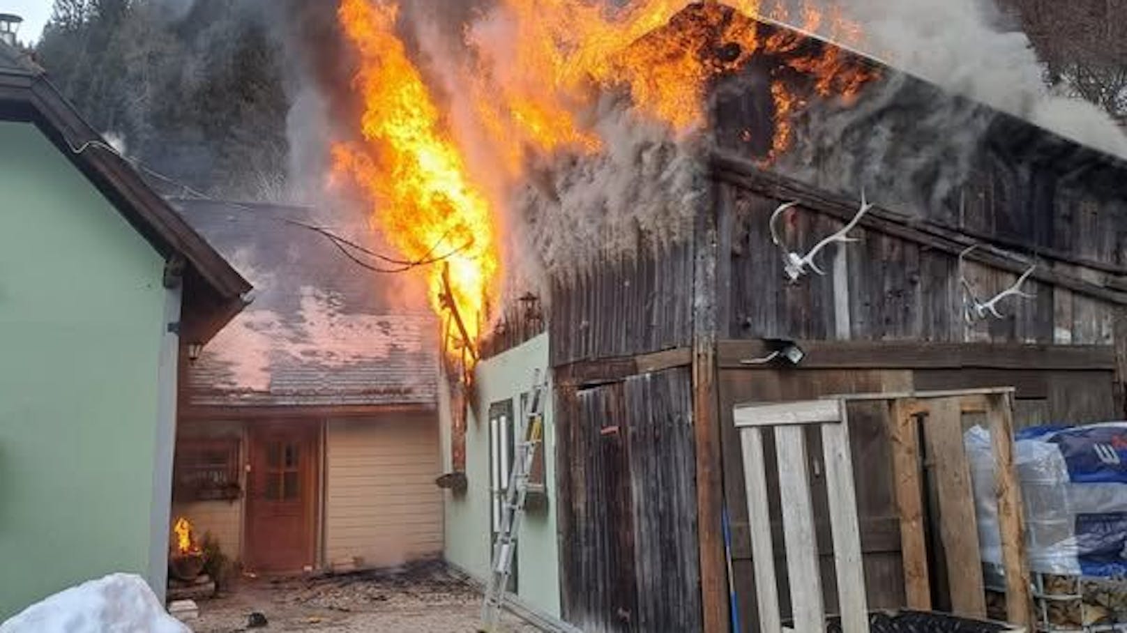 Geräteschuppen in Vollbrand – 100 Floriani gefordert