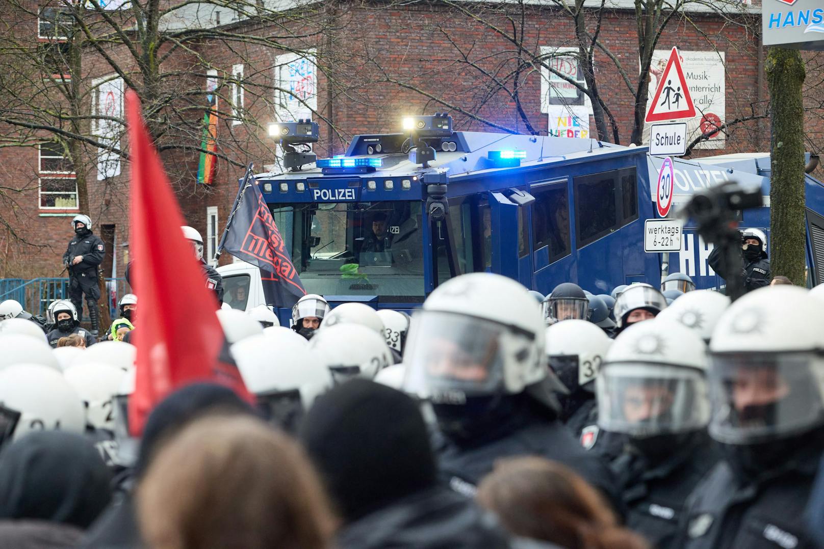 Die Polizei rückte mit Wasserwerfern an.