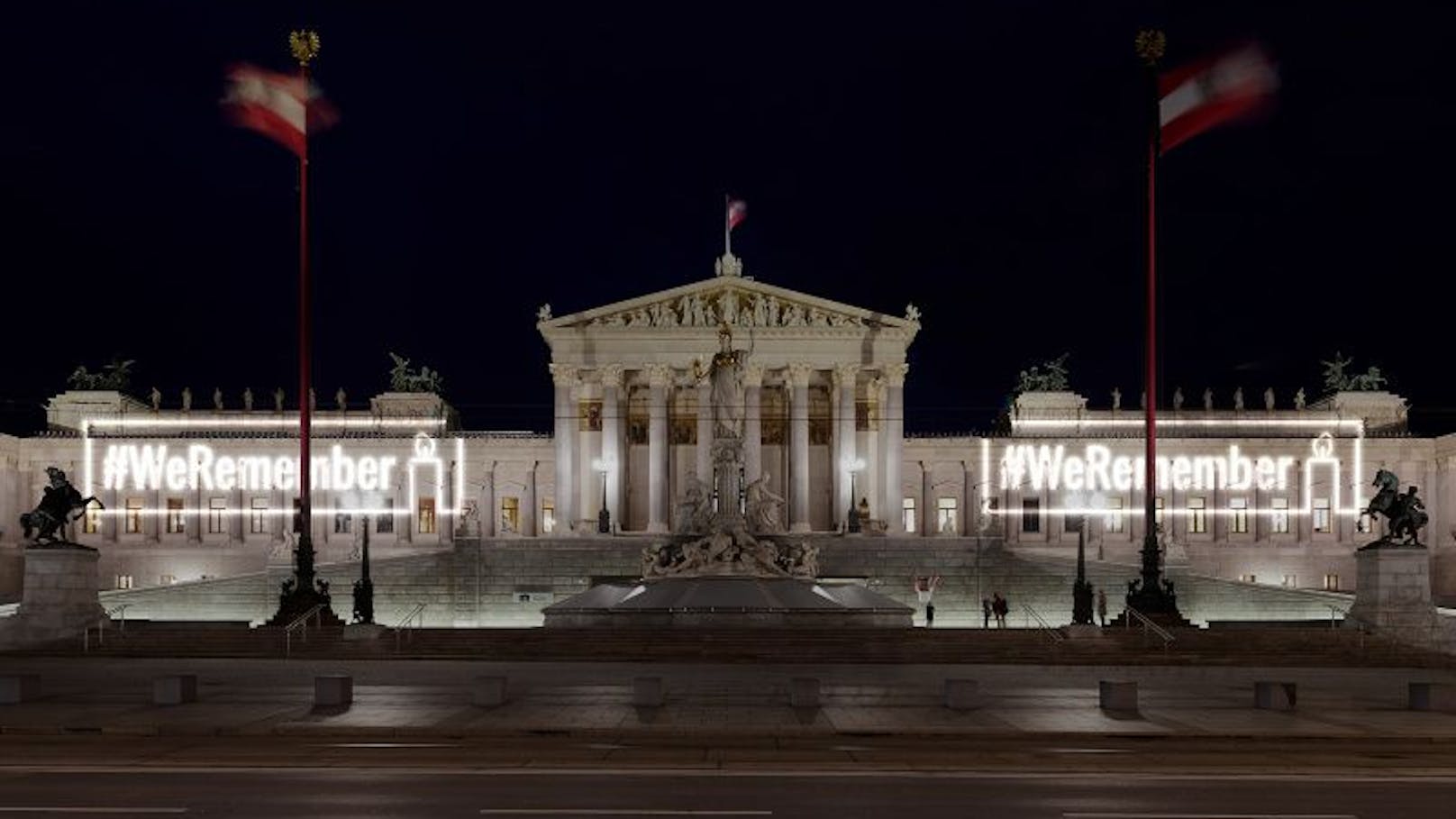 Im Rahmen der #WeRemember-Kampagne 2025 wird die Fassade links und rechts neben dem Haupteingang mit dem Schriftzug bestrahlt.