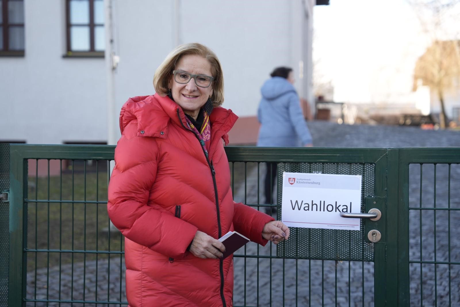 Landeshauptfrau Johanna Mikl-Leitner bei ihrer Stimmabgabe am Sonntag in Klosterneuburg.
