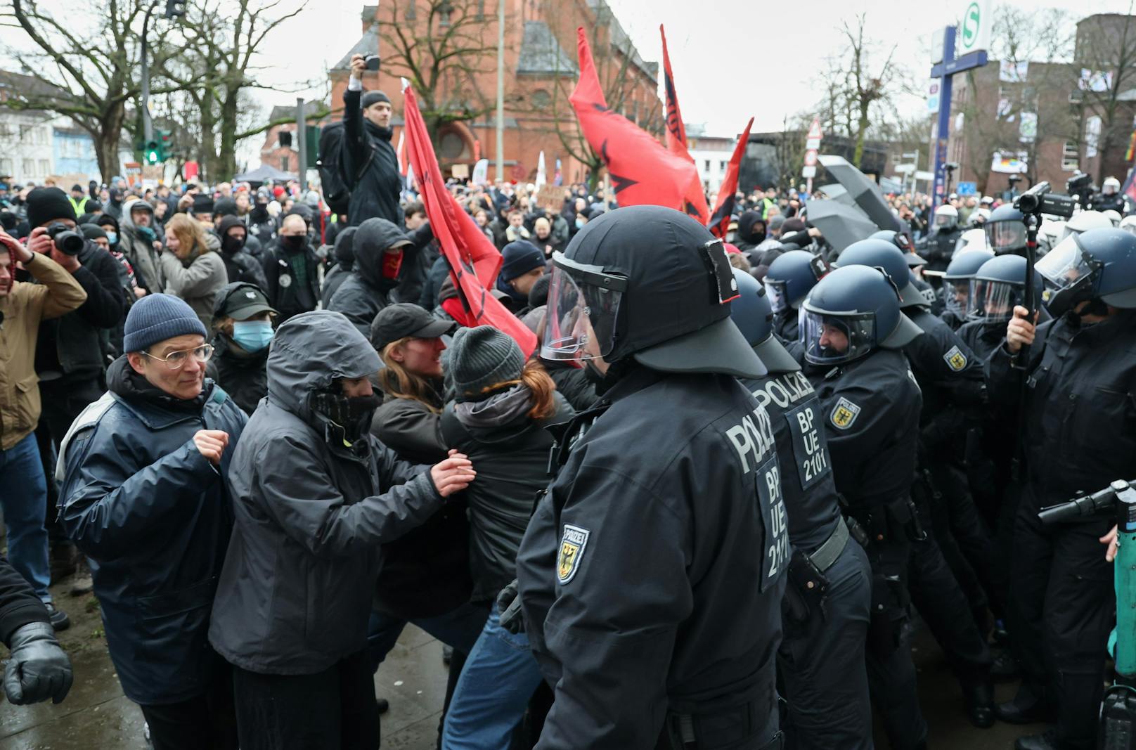 Die Beamten hatten Mühe, die wütenden Protestierer in Schach zu halten.