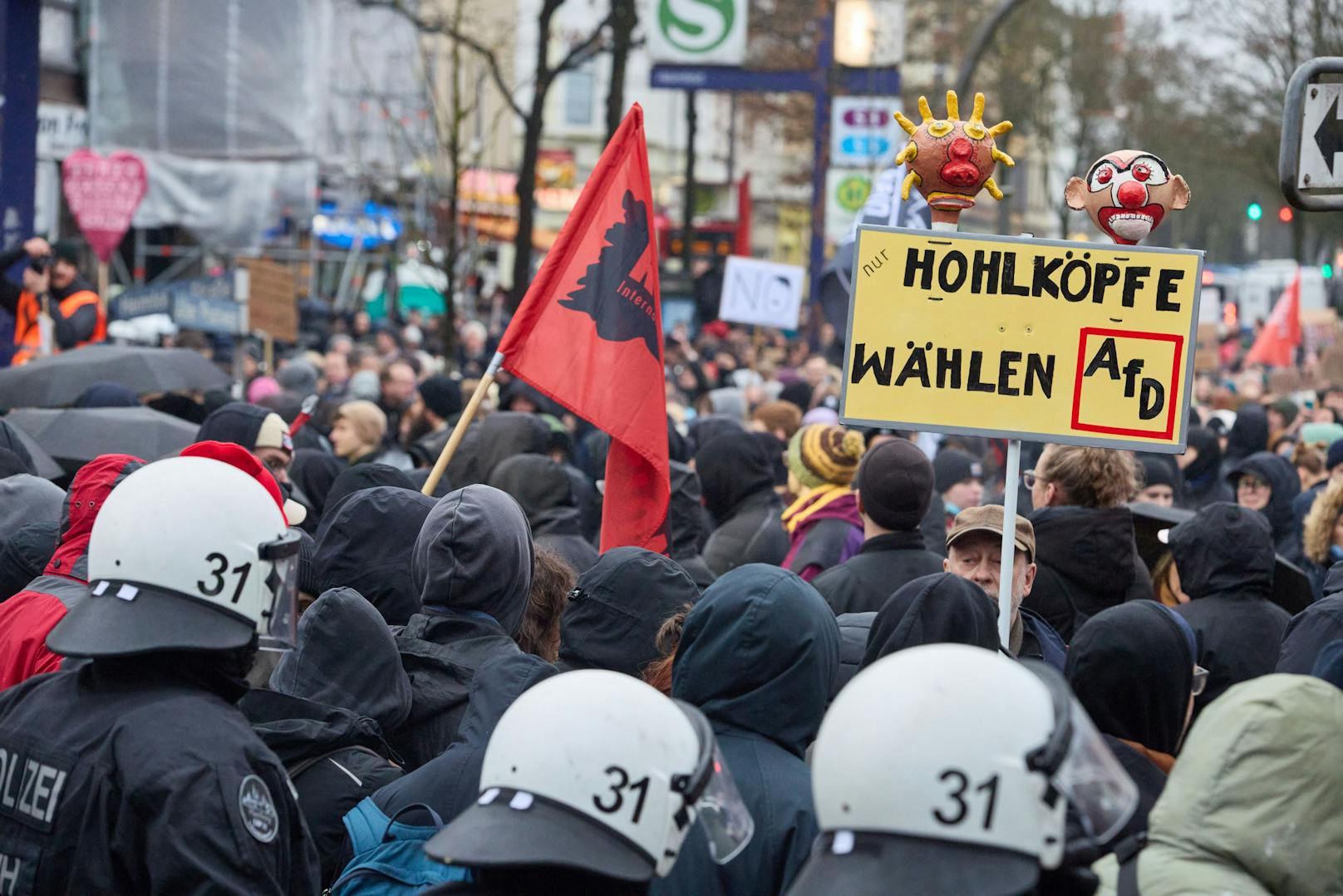 Bereits Stunden vor dem angekündigten Auftritt zum Wahlkampfauftakt der AfD versammelten sich in Hamburg Demonstranten vor der Friedrich-Ebert-Halle im Stadtteil Heimfeld.