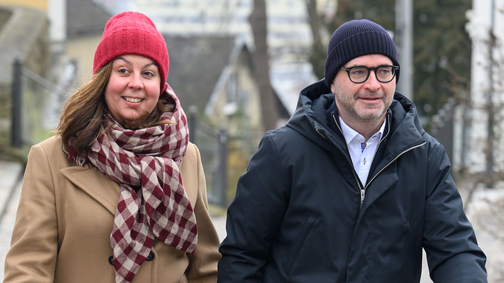 SP-Kandidat Dietmar Prammer schritt mit Partnerin Anna zur Wahlurne.