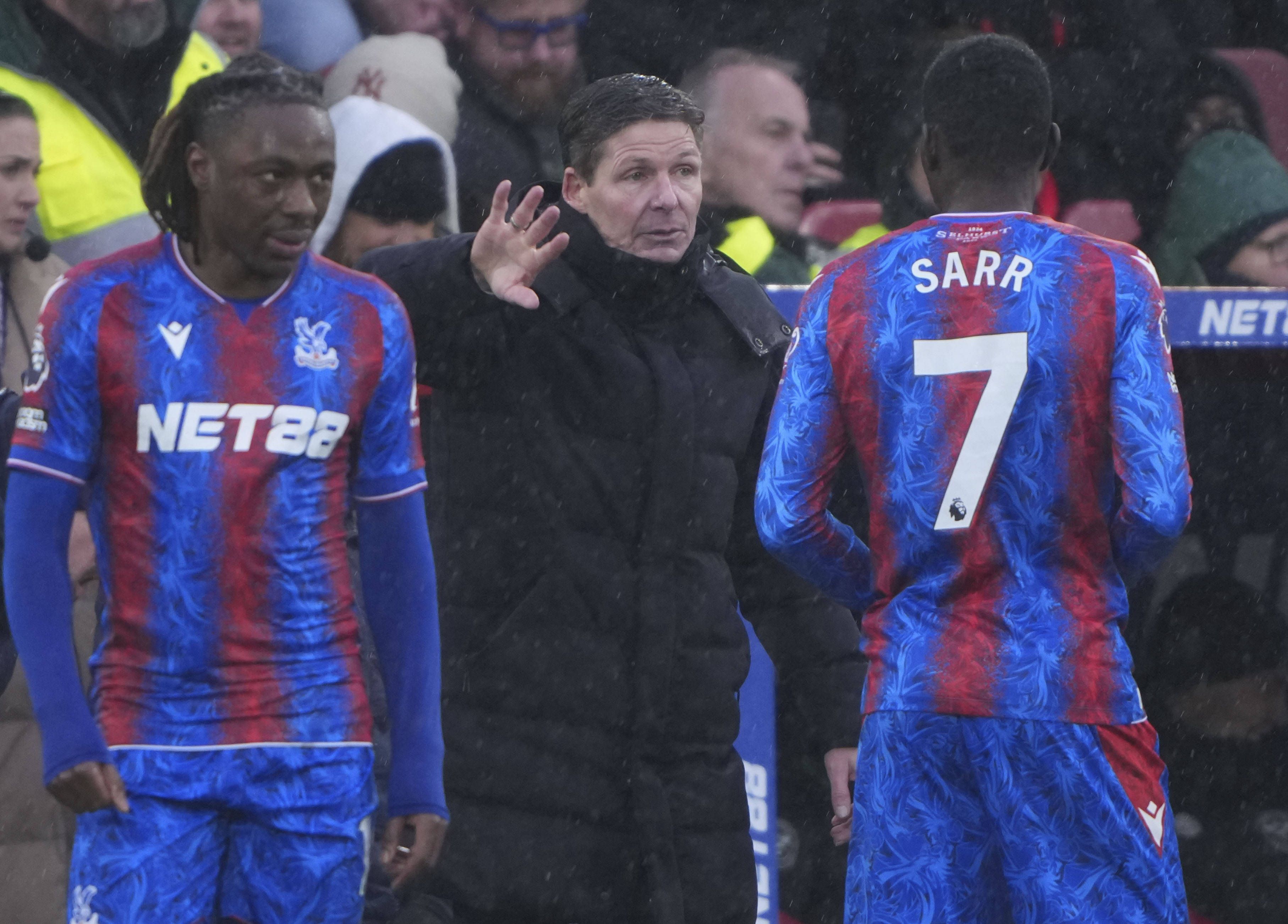 Glasner gibt Anweisungen an seine Spieler.