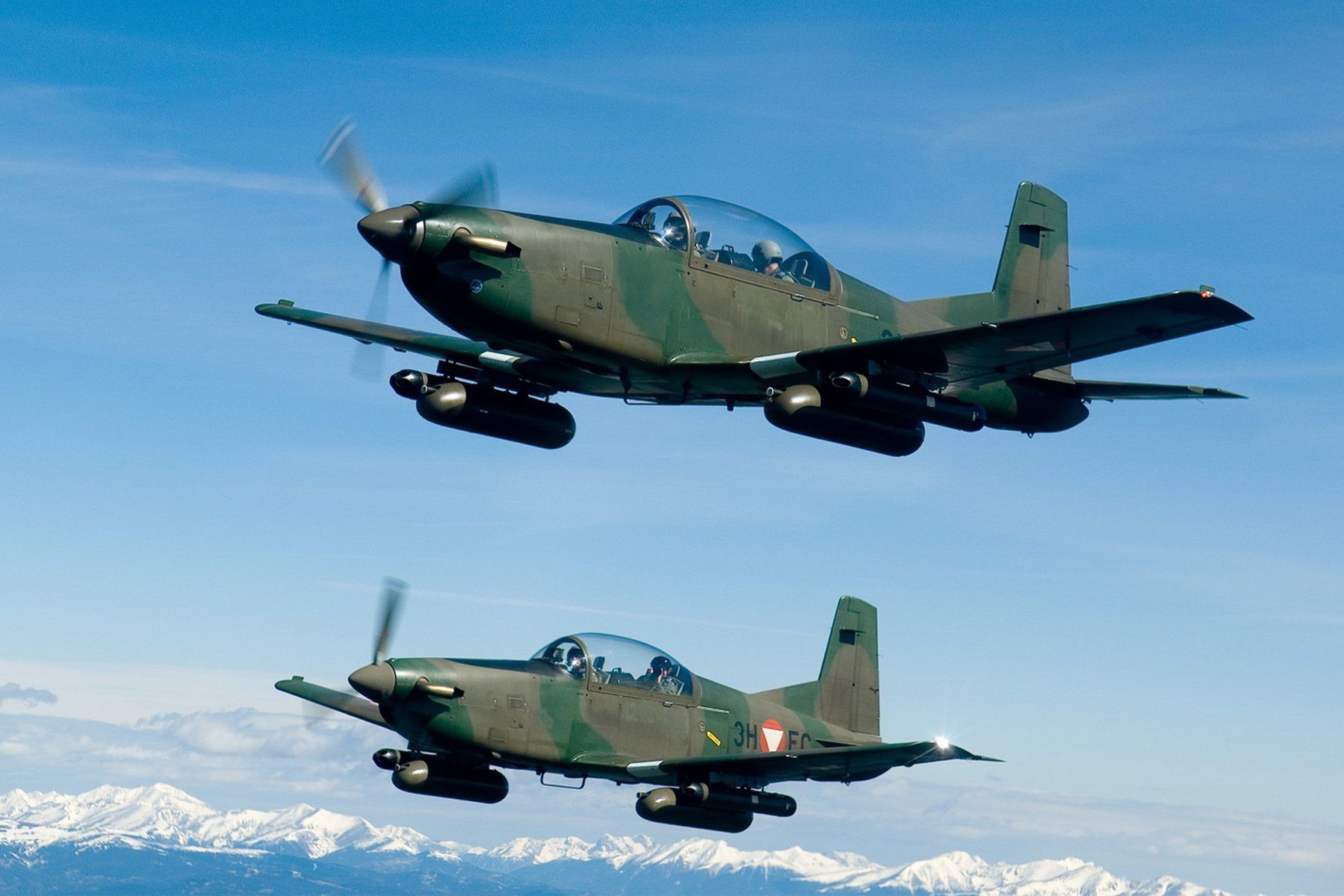 Zwei Maschinen des Typs Pilatus PC-7 begleiteten die beiden unautorisierten Flugzeuge bis an die Grenze. Archivbild.