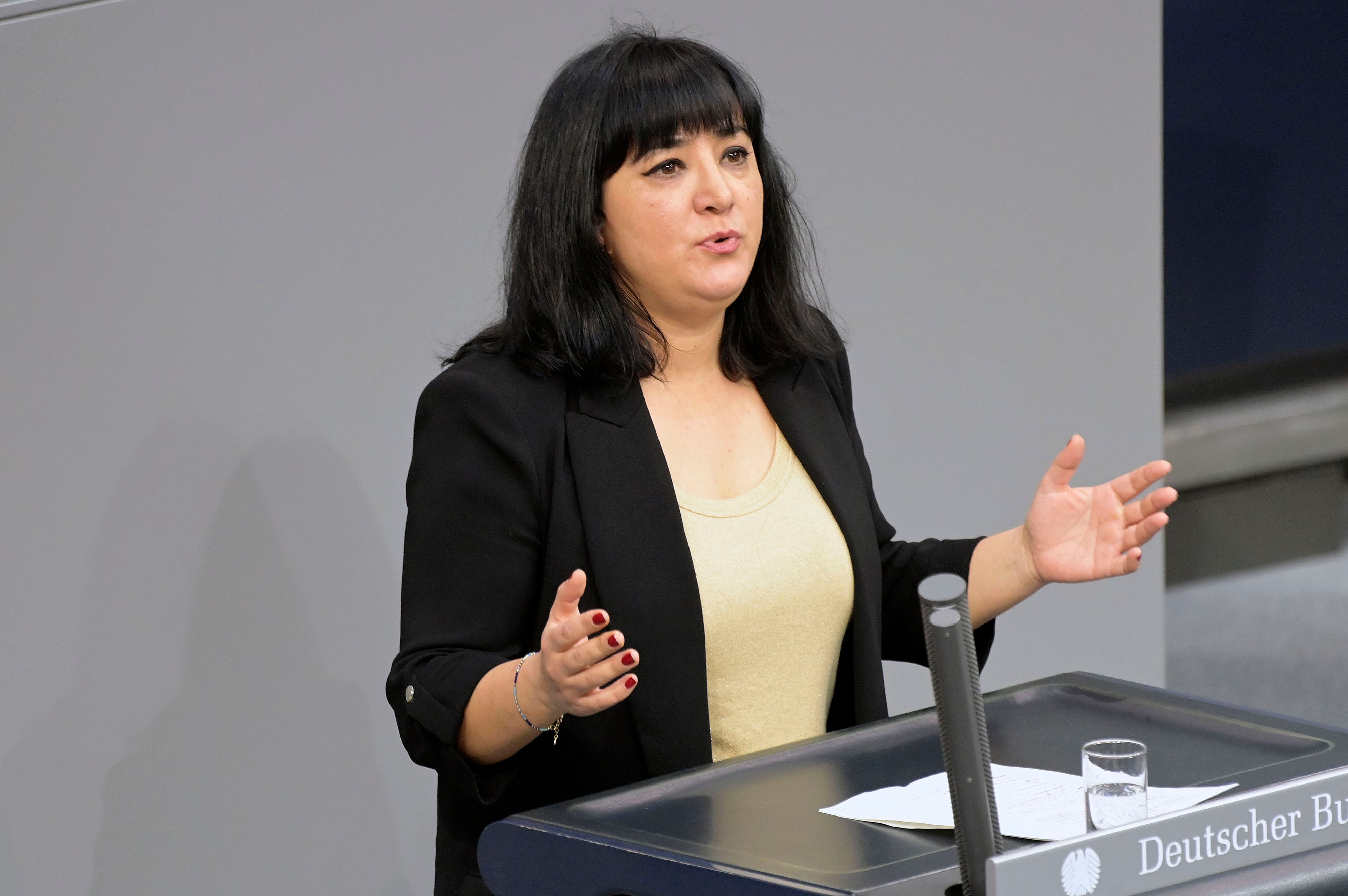 Die Bundestagsabgeordnete Gökay Akbulut (Die Linke) wurde mit einer Bierflasche beworfen.