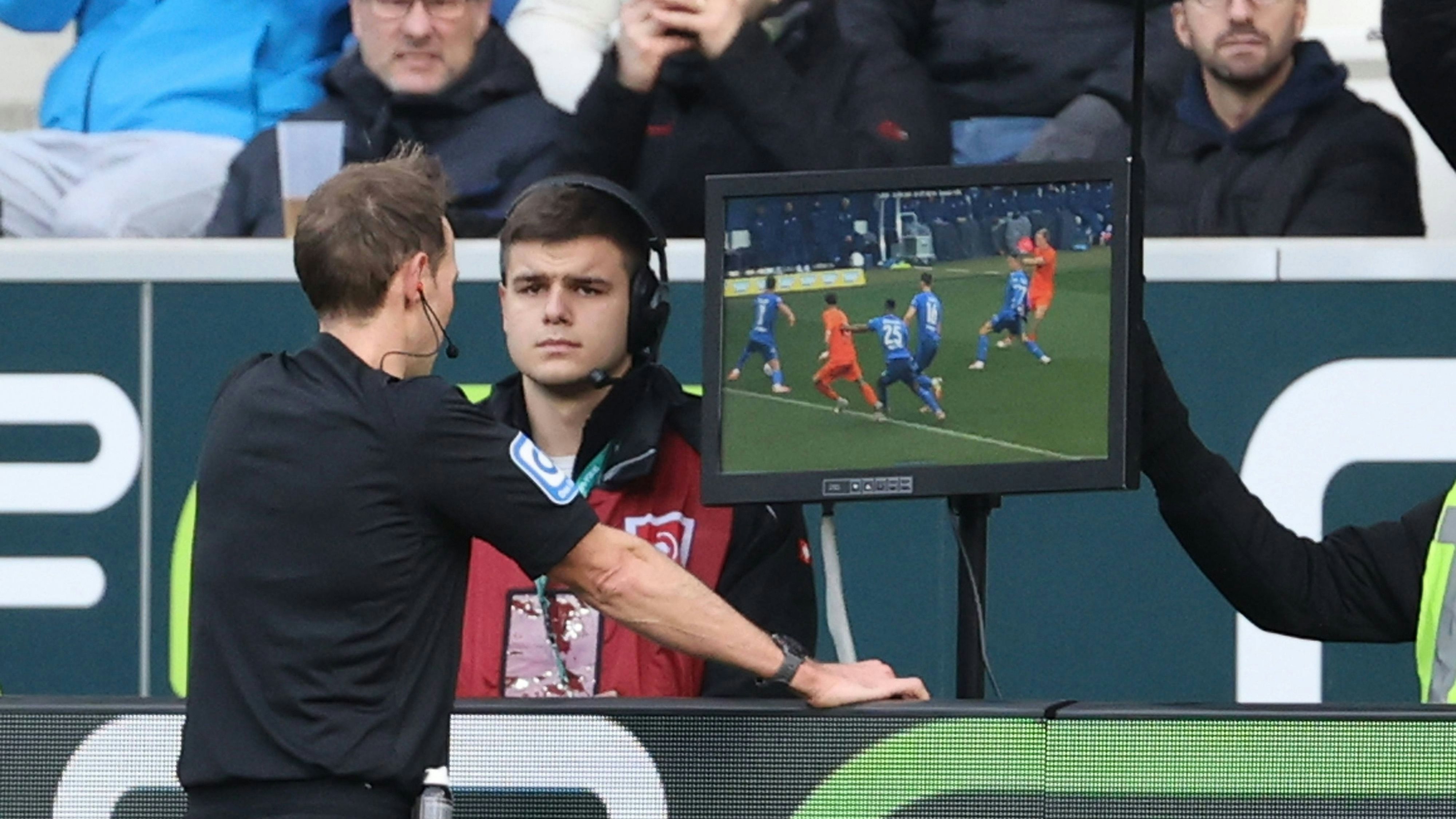 Heute.at - VAR-Revolution! Schiris erklären ihre Entscheidung live