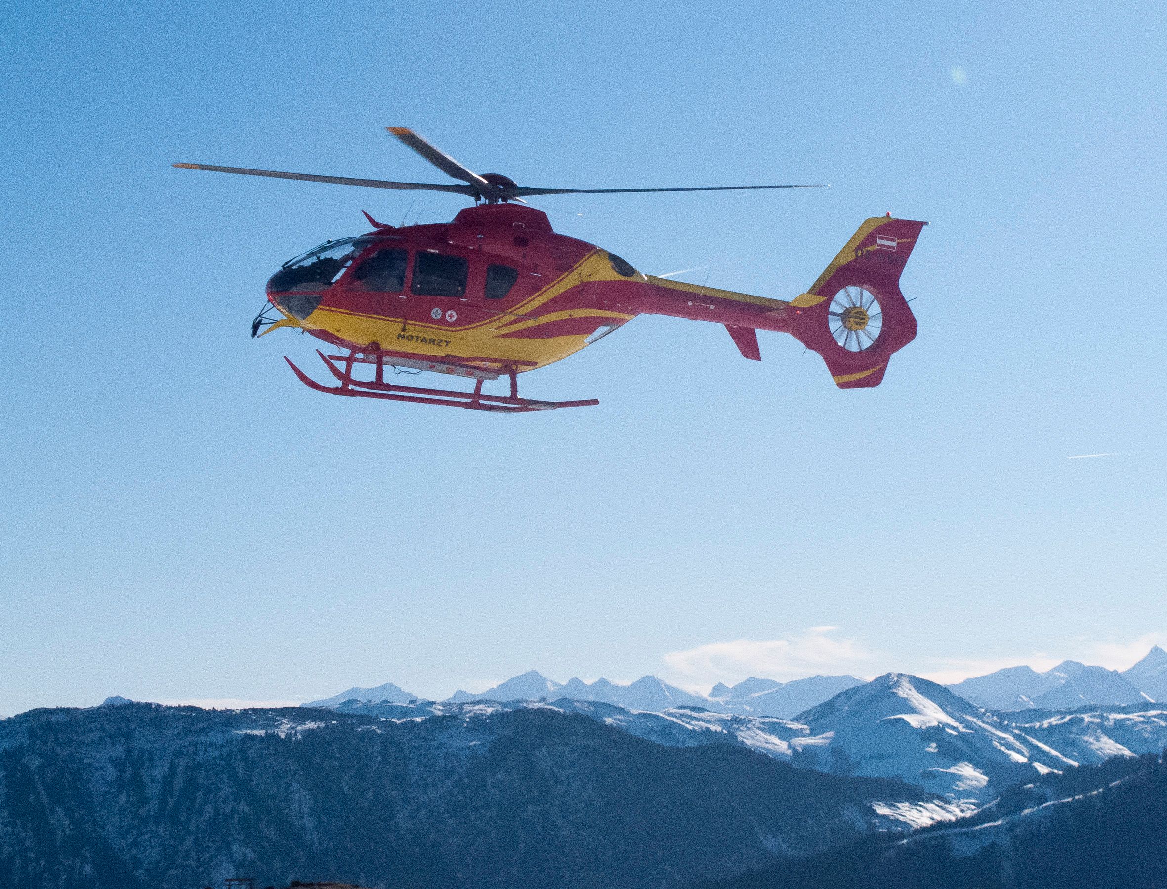 Der Notarzthubschrauber flog den Tourengeher ins Krankenhaus. (Symbolbild)