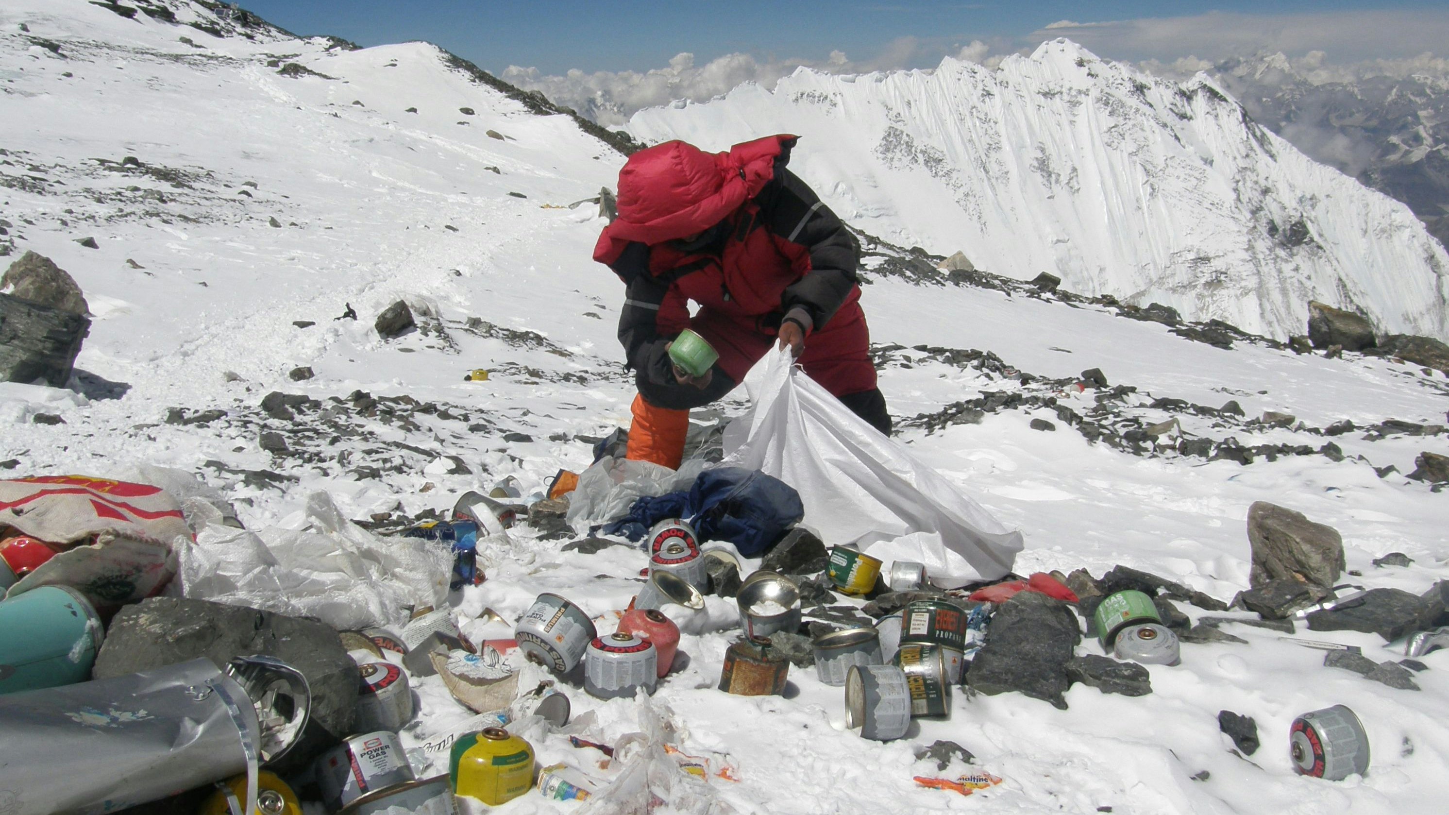 Tonnenweise Müll am Berg: Eine der Schattenseiten des Everest-Booms in der Bergsteiger-Szene