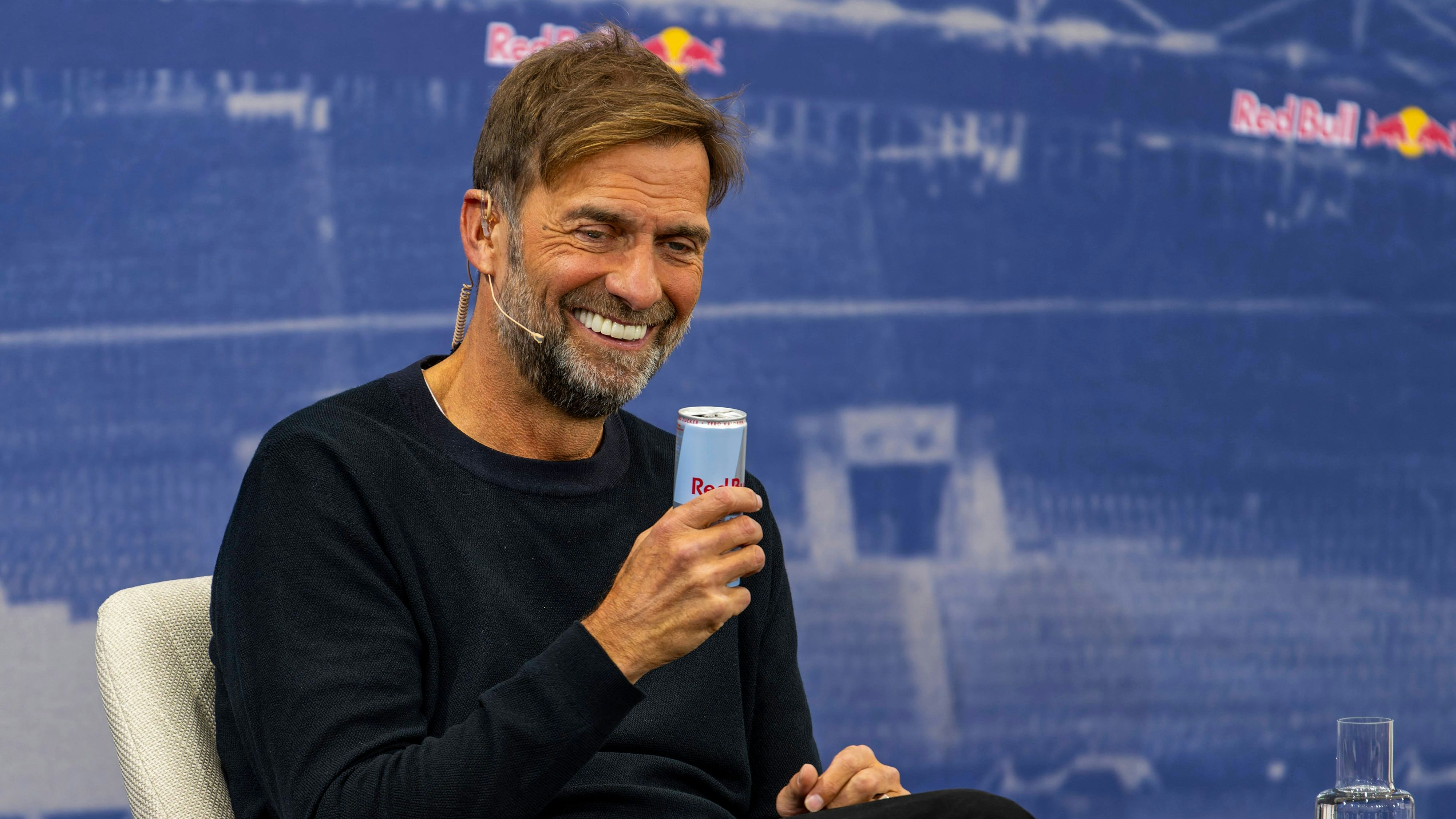 14.01.2025, Fussball, Pressekonferenz bei Red Bull in Salzburg, Jürgen Klopp Global Head of Soccer bei Red Bull stellt sich erstmals den Medien, im Hangar 7 am Salzburger Airport. Jürgen Klopp trinkt aus einer RedBull Getränkedose. *** 14 01 2025, Football, Press conference at Red Bull in Salzburg, Jürgen Klopp Global Head of Soccer at Red Bull faces the media for the first time, in Hangar 7 at Salzburg Airport Jürgen Klopp drinks from a RedBull beverage can