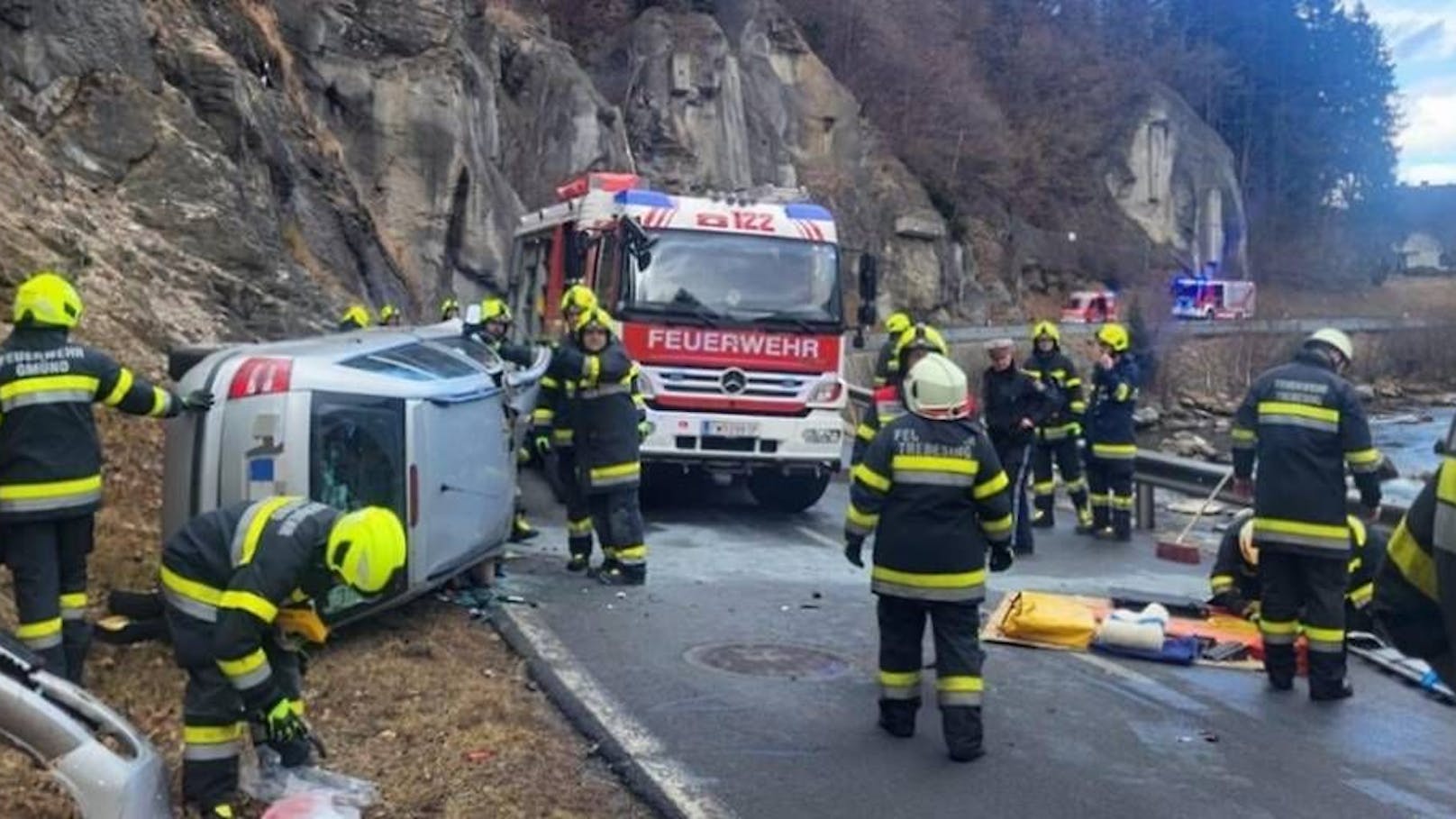 Pensionistin (79) bei Autounfall eingeklemmt