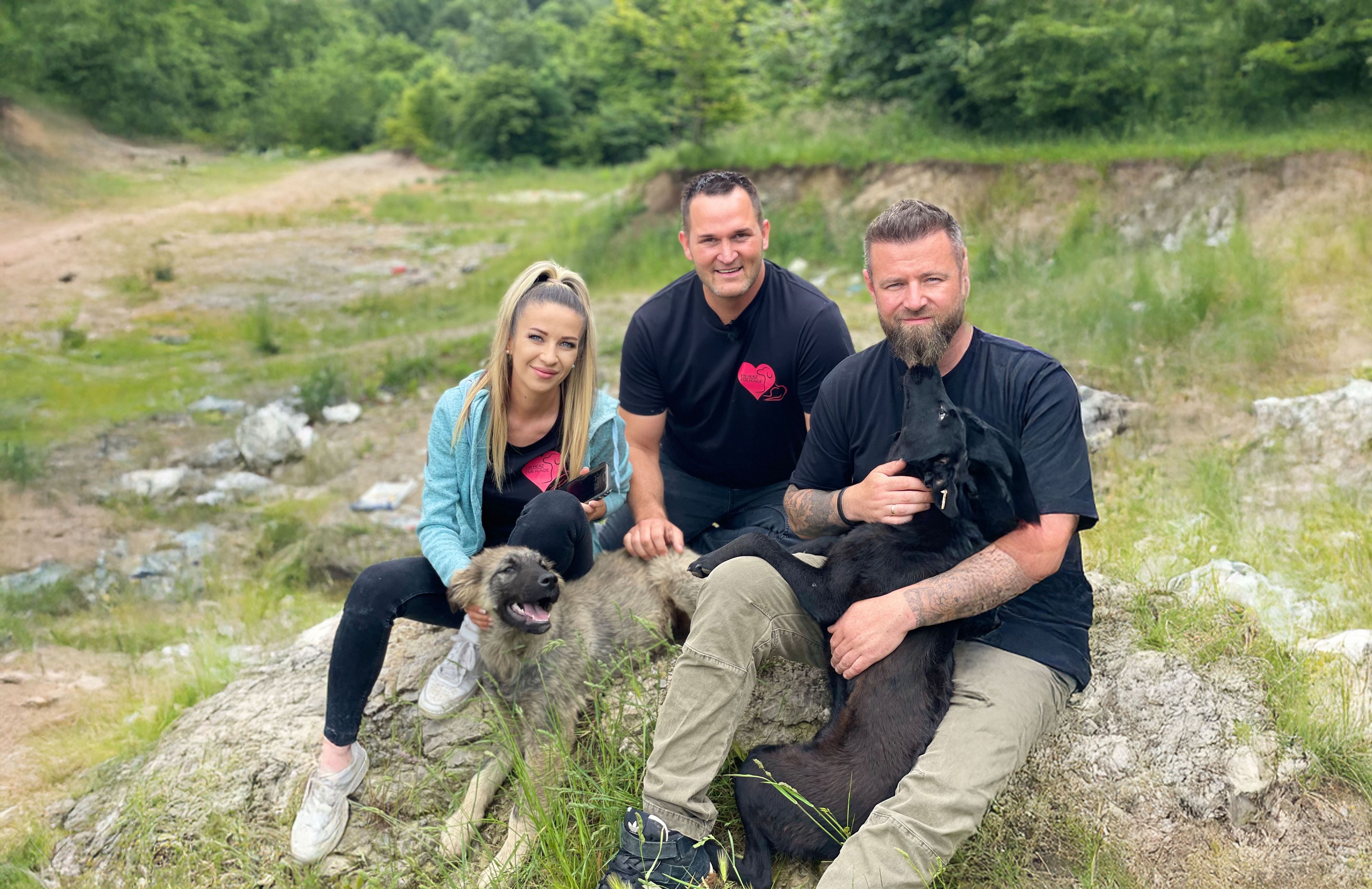 Amra Midzan, Michael Midzan und André Vogt mit den geretteten Hunden