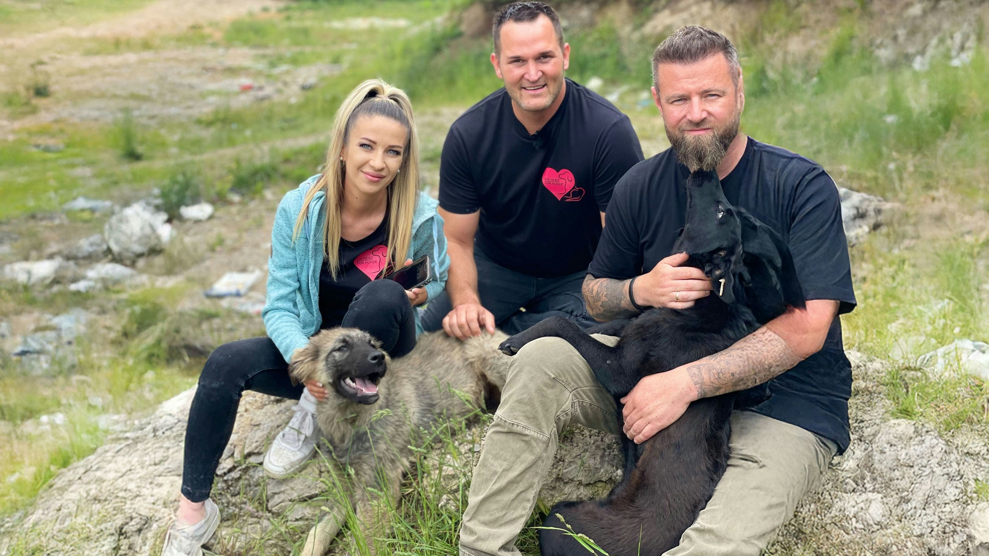 Amra Midzan, Michael Midzan und André Vogt mit den geretteten Hunden