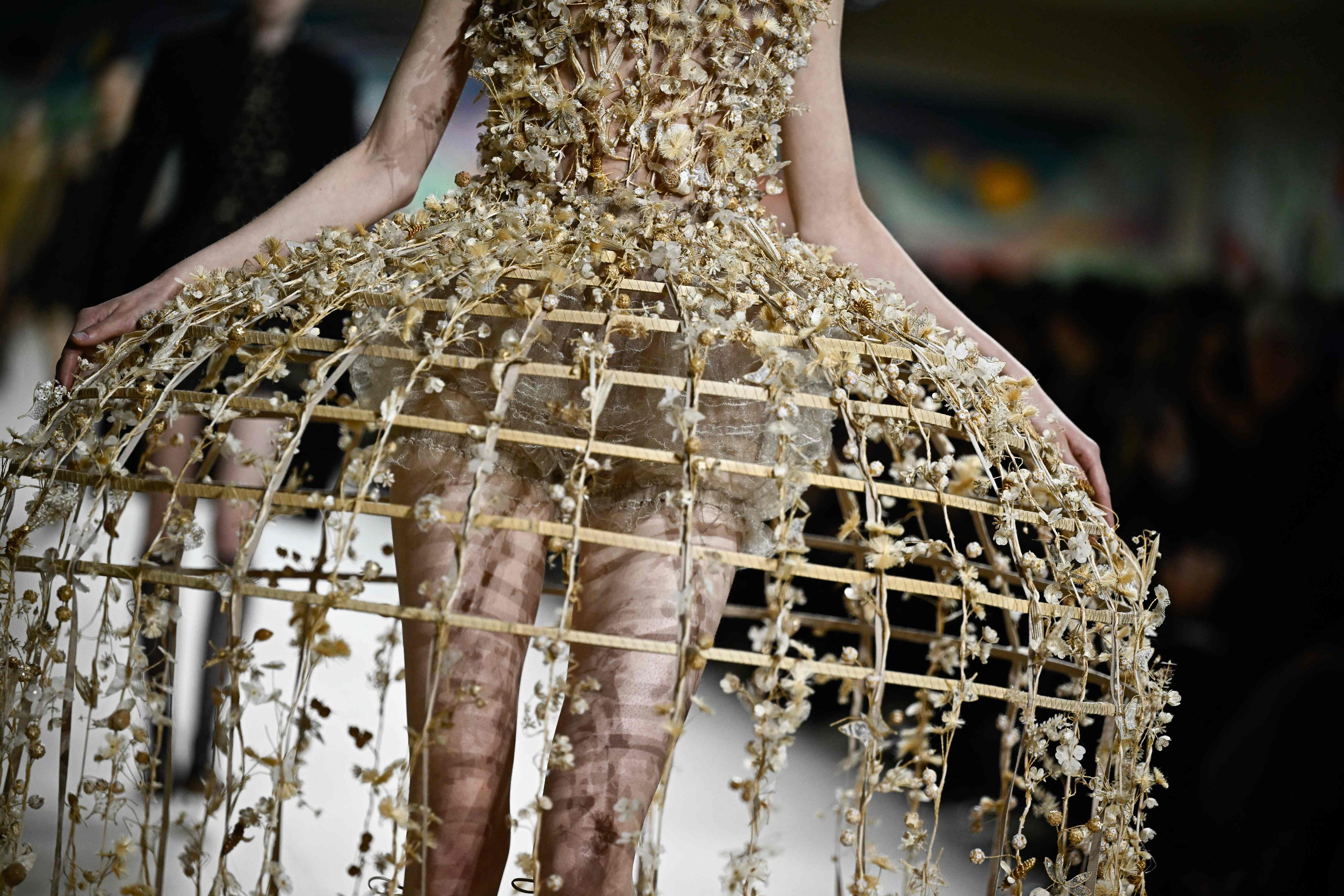 Mit kunstvoll verzierten Reifröcken zollt Chiuri ihrem Vorgänger Yves Saint Laurent Tribut.