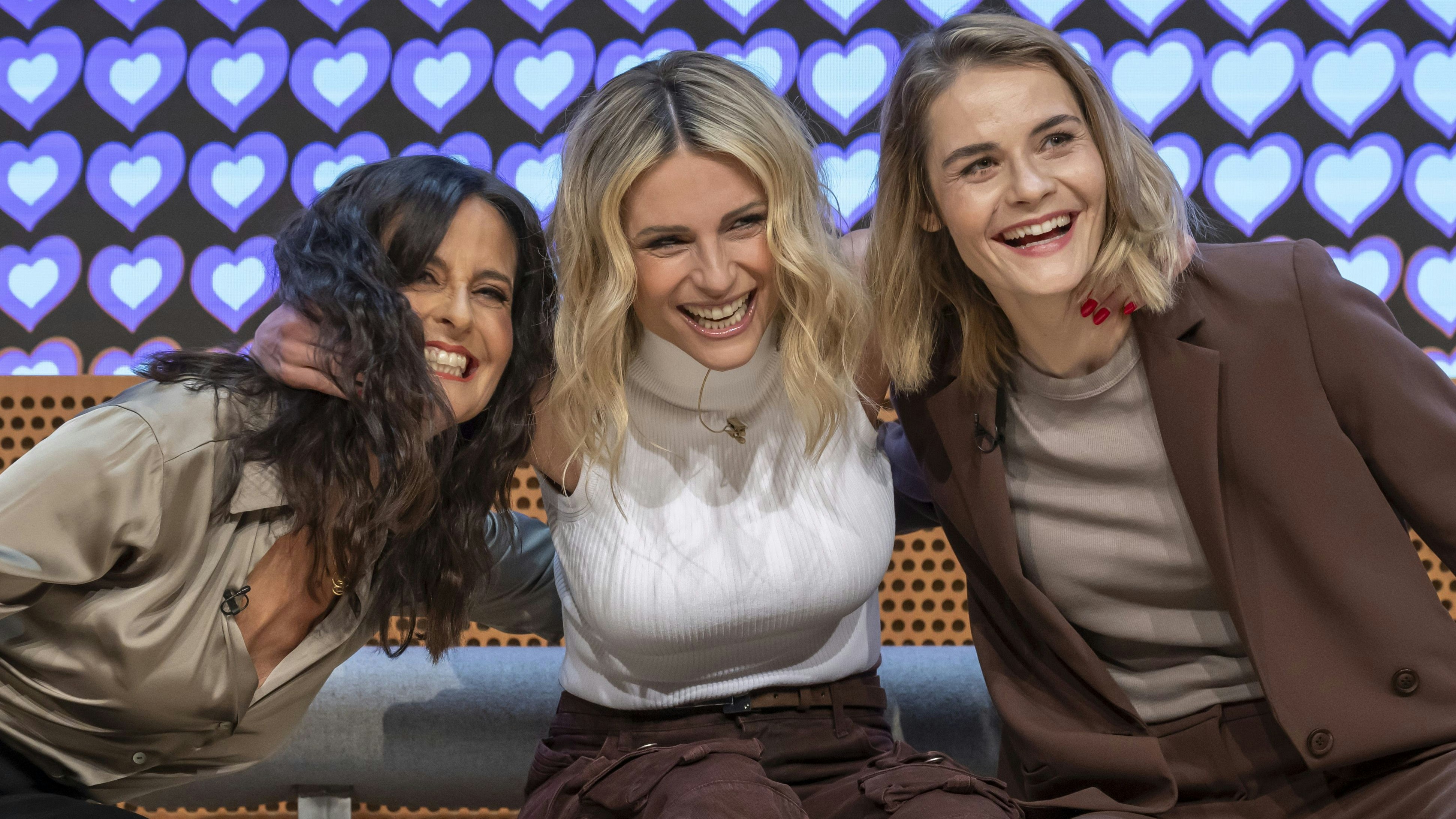 Die Moderatorinnen vom Eurovision Song Contest 2025: Hazel Brugger (rechts), Sandra Studer (links) und Michelle Hunziker (Mitte).