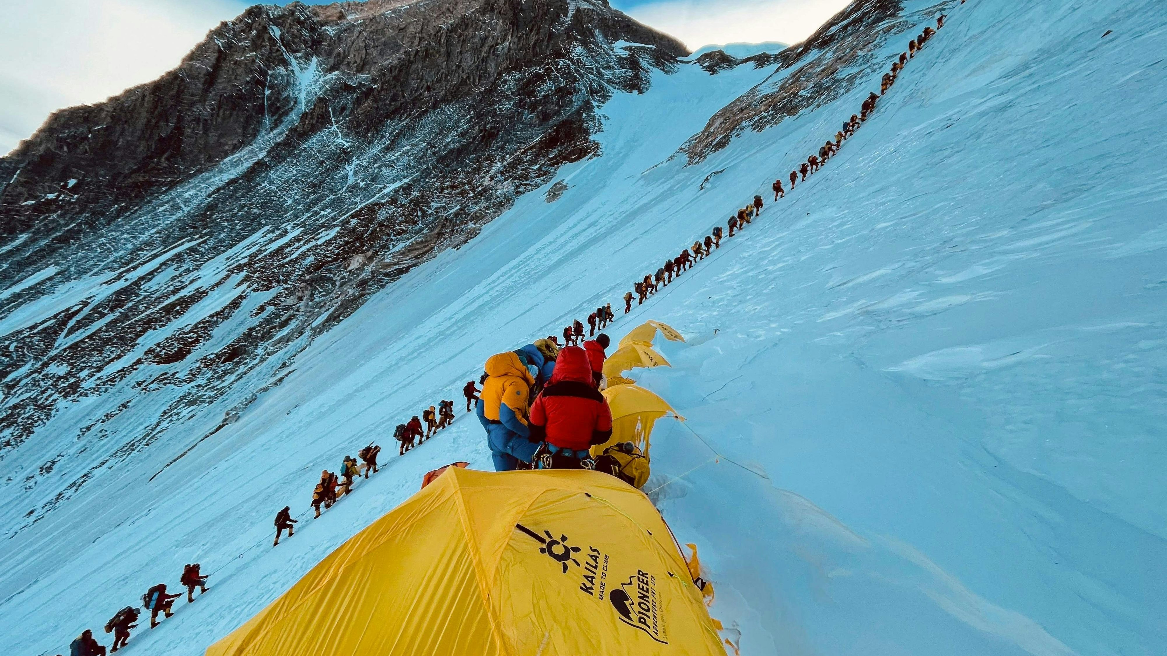 An guten Tagen wälzt sich eine schier endlose Karawane den Everest nach oben. Pro Jahr besteigen zwischen 400 und 600 Bergsteiger und noch einmal so viele Sherpas den Gipfel