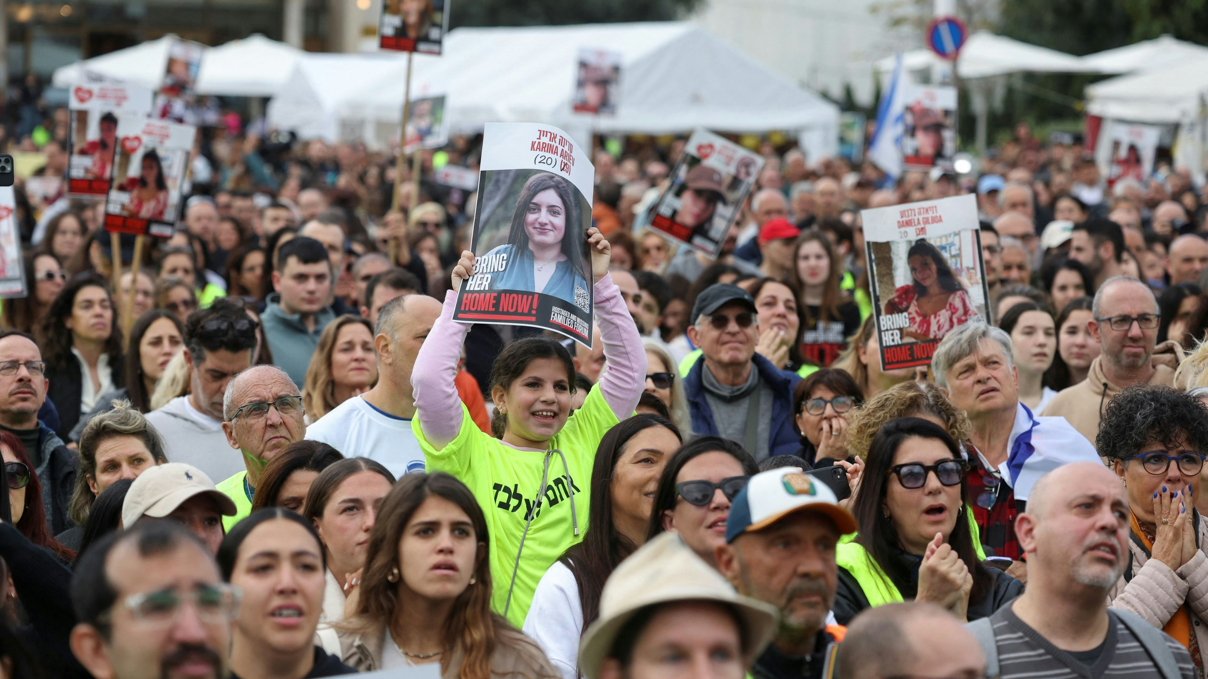 Menschen versammelten sich am Samstag in Tel Aviv, um die Übertragung der Geisel-Übergabe anzusehen. 25. Jänner 2025 (Symbolbild)