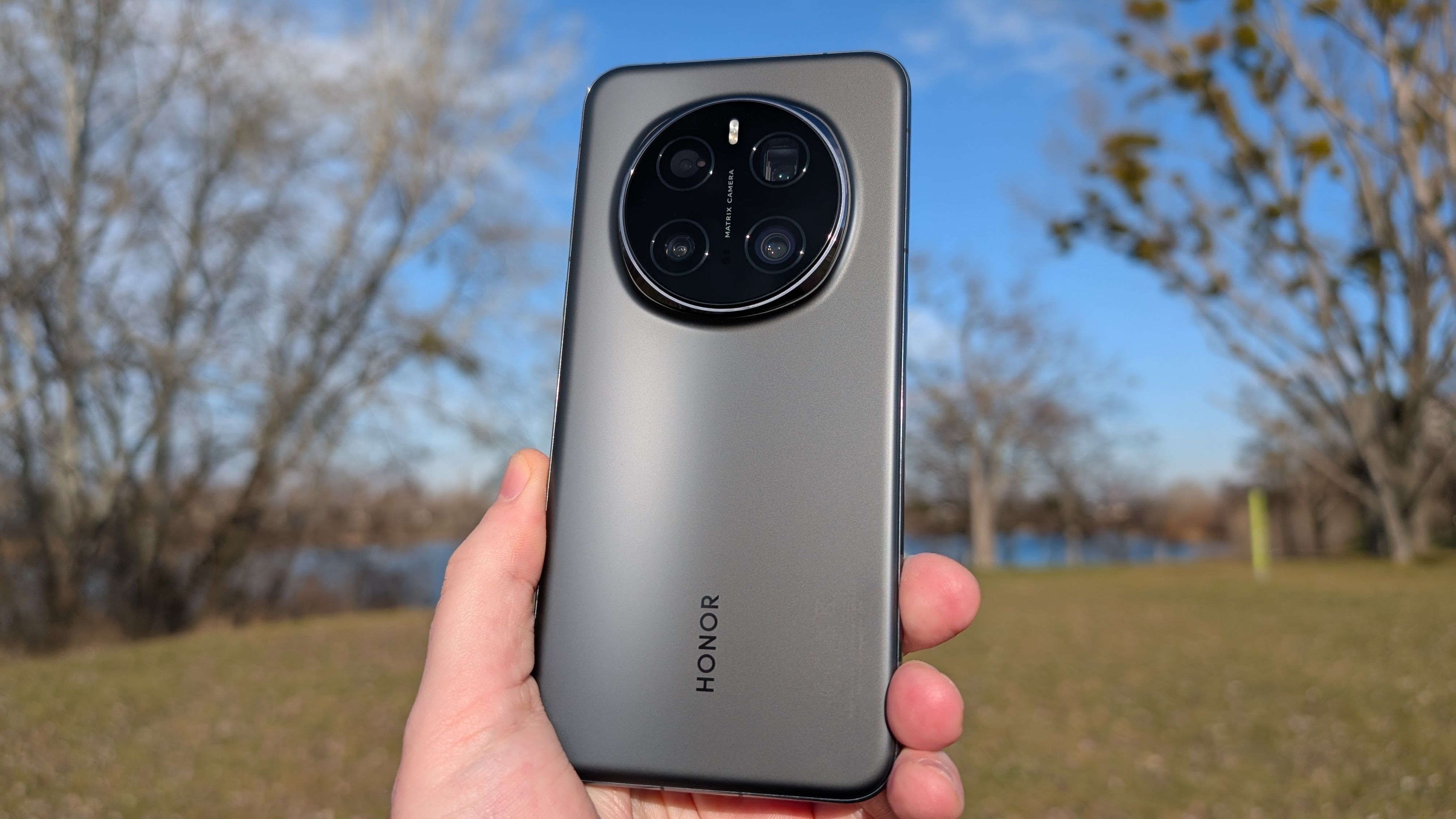 Das Honor Magic7 Pro beeindruckt im Test mit zahlreichen Hardware-Upgrades und verbesserten KI-Funktionen, die es an die Spitzenklasse der Smartphone-Welt katapultieren.