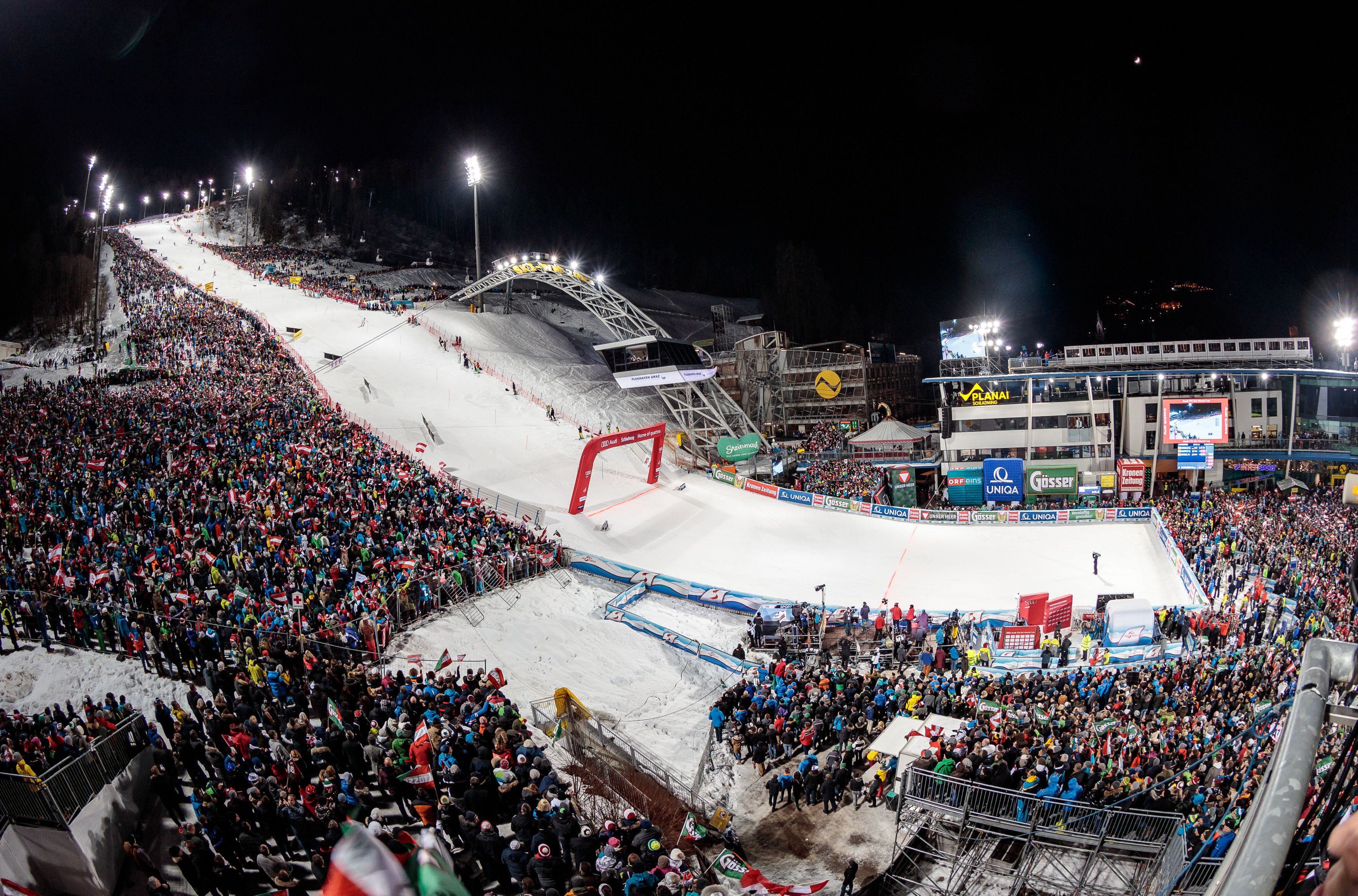Das berühmte Night-Race in Schladming lockt jährlich zehntausende Ski-Fans nach Schladming.