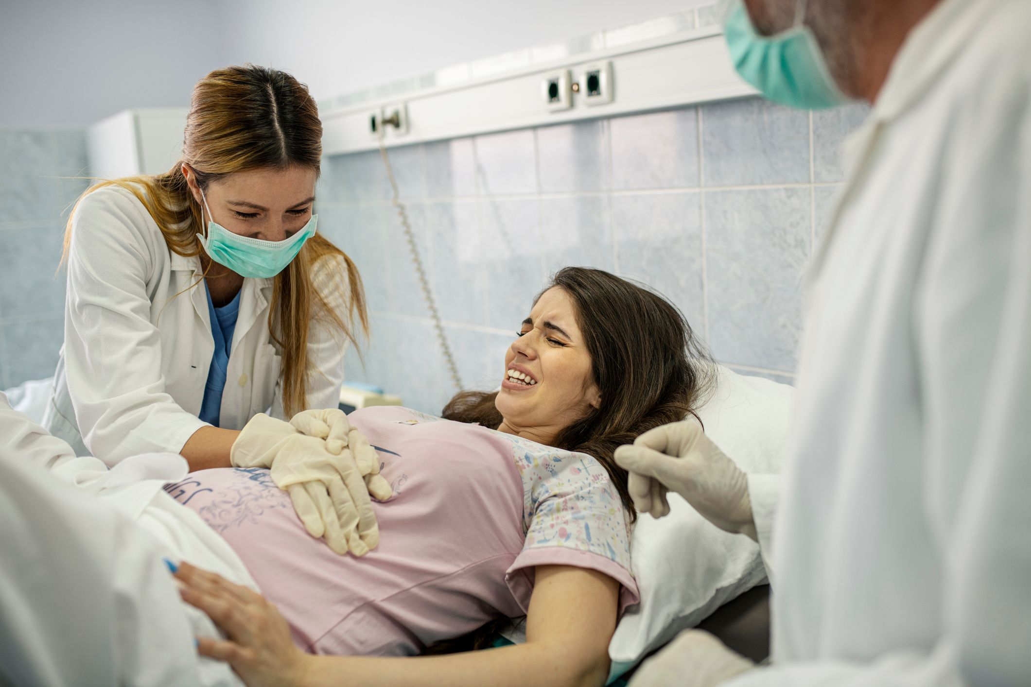 Die Geburt brachte dramatische Stunden: Eine geplante Hausgeburt endete mit schweren Komplikationen. Jetzt steht die Hebamme vor Gericht.