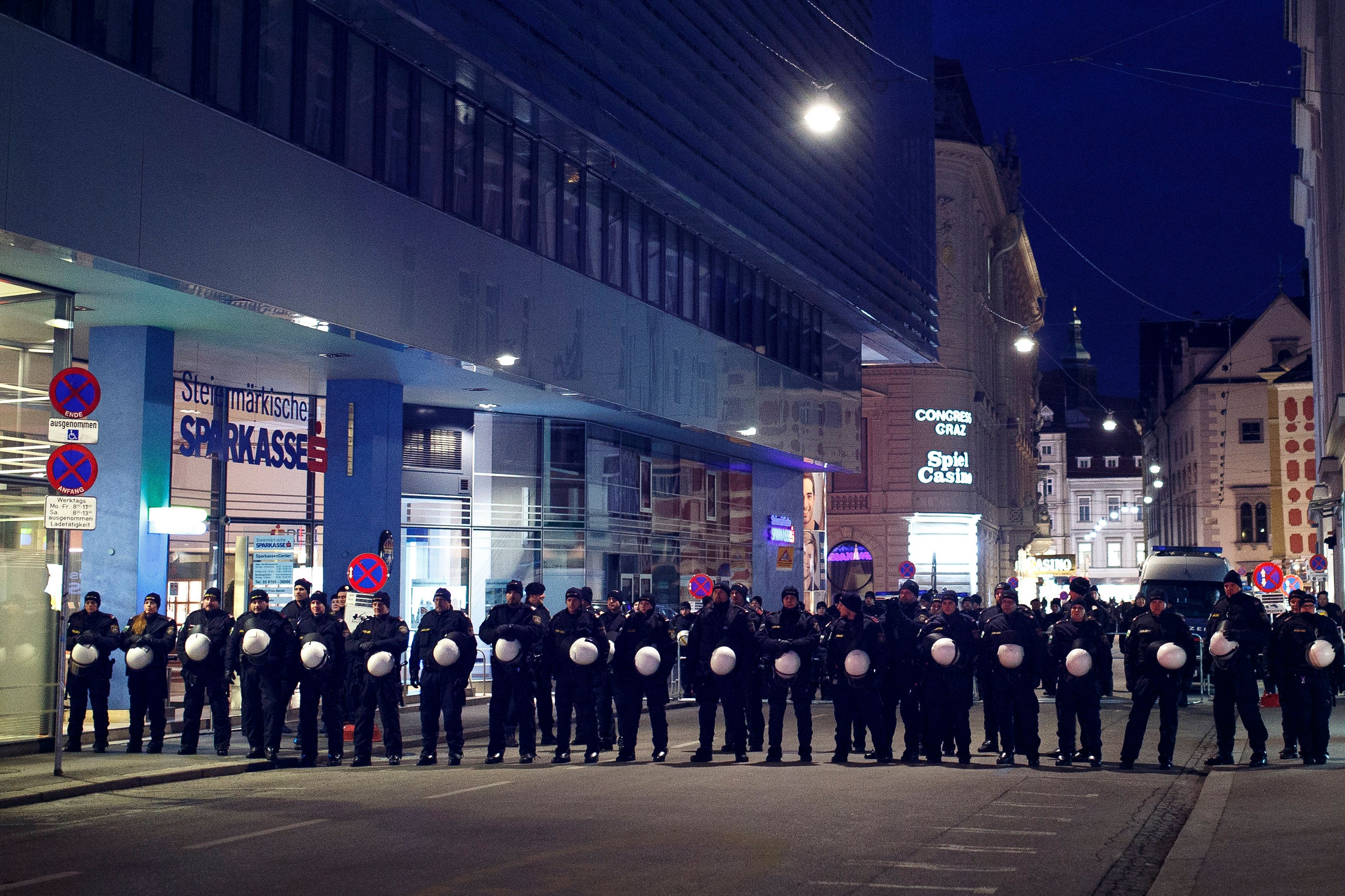 Archivbild eines Polizeieinsatzes im Zuge des Akademikerballs in Graz.