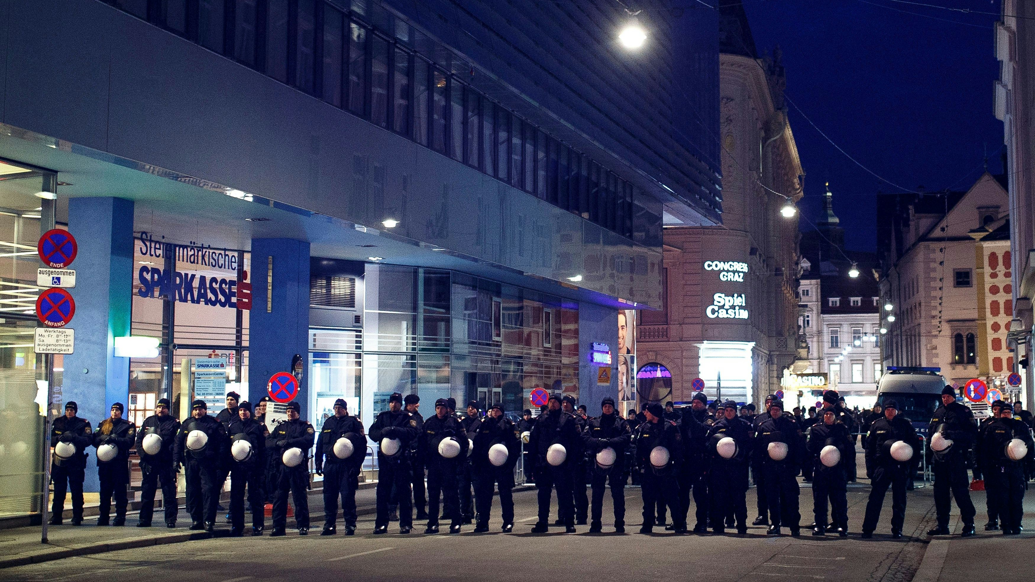 Archivbild eines Polizeieinsatzes im Zuge des Akademikerballs in Graz.