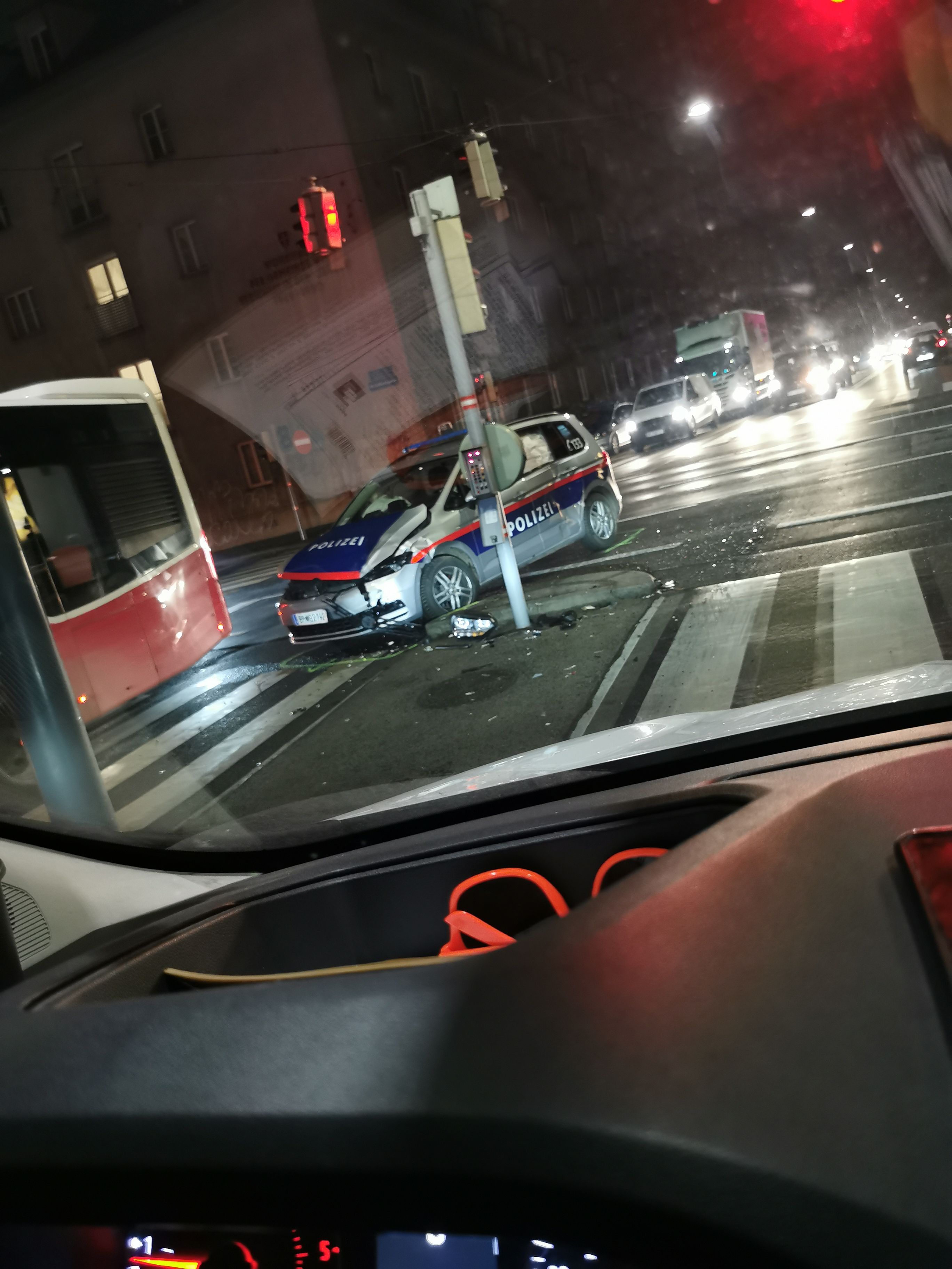 Der Streifenwagen nach dem Crash.