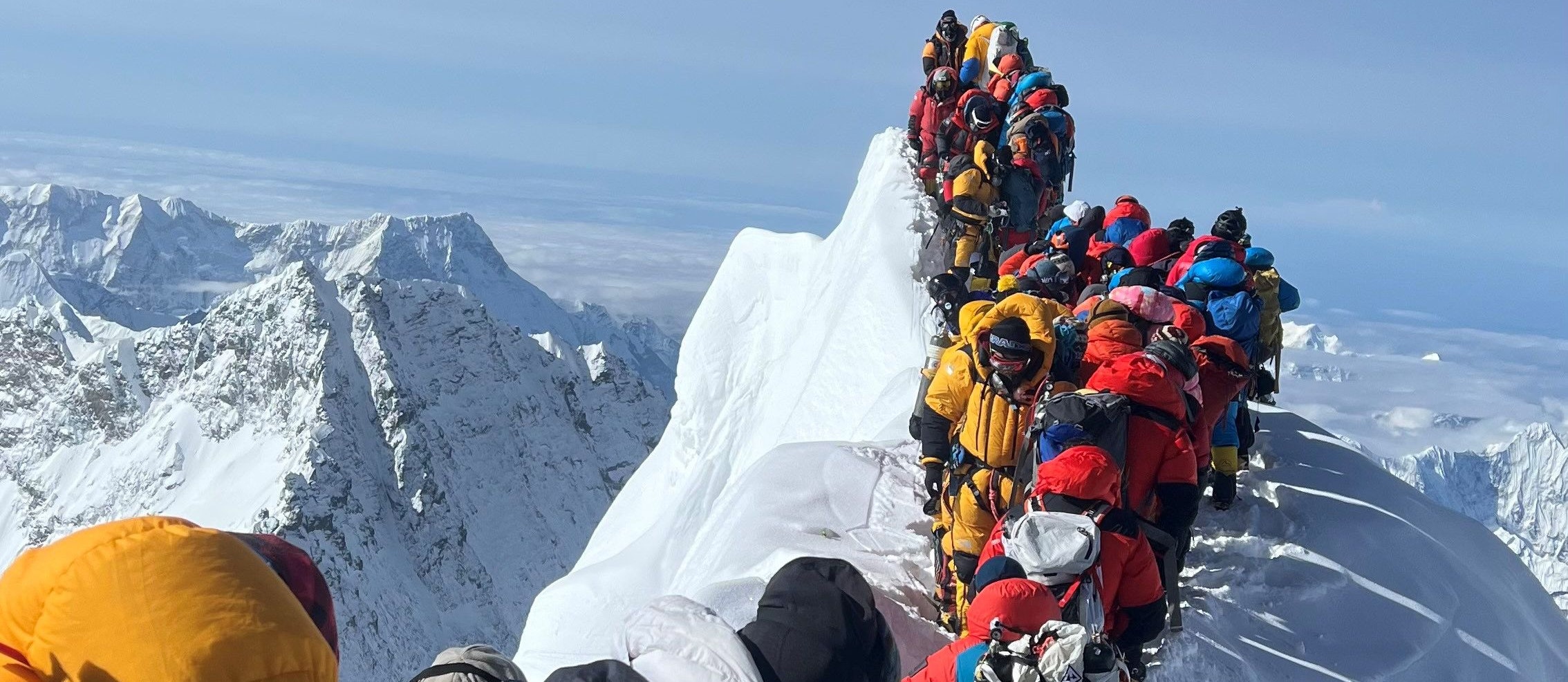 Kletterer auf dem Weg zum Gipfel des Mount Everest: Der Tiroler Expeditionsveranstalter Lukas Furtenbach bietet seinen Kunden den Aufstieg jetzt in der Rekordzeit von 7 Tagen an