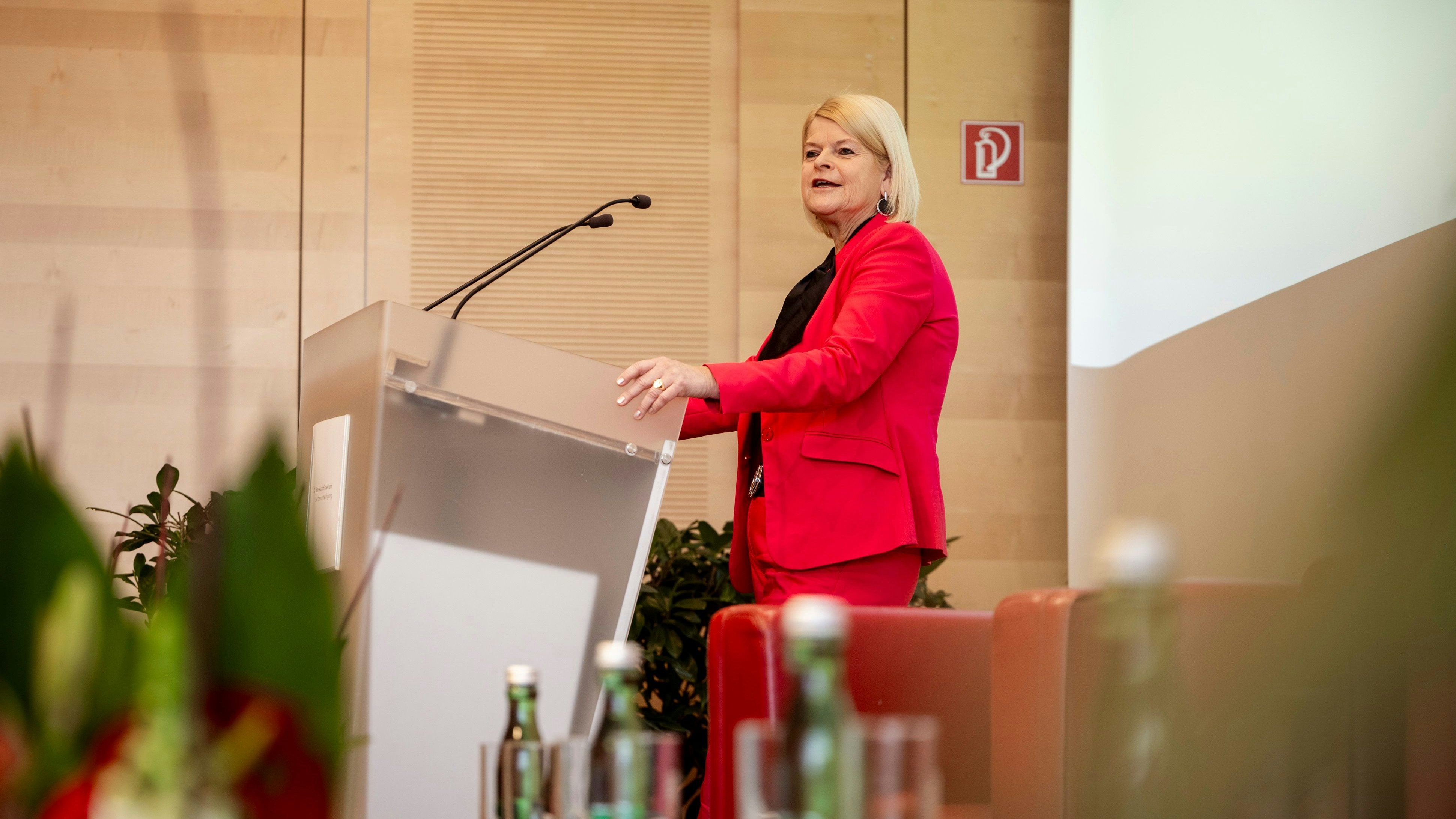 Verteidigungsministerin Tanner bei der Präsentation des Risikoberichts. 