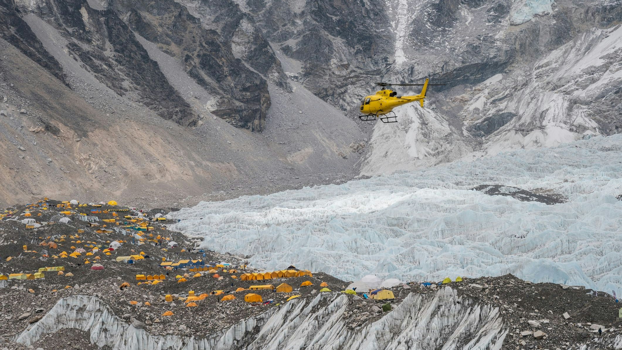 Anstatt langwierig aufzusteigen, werden die Teilnehmer der "Xenon"-Expedition mit dem Hubschrauber ins 5.300 Meter hoch gelegene Basislager gebracht