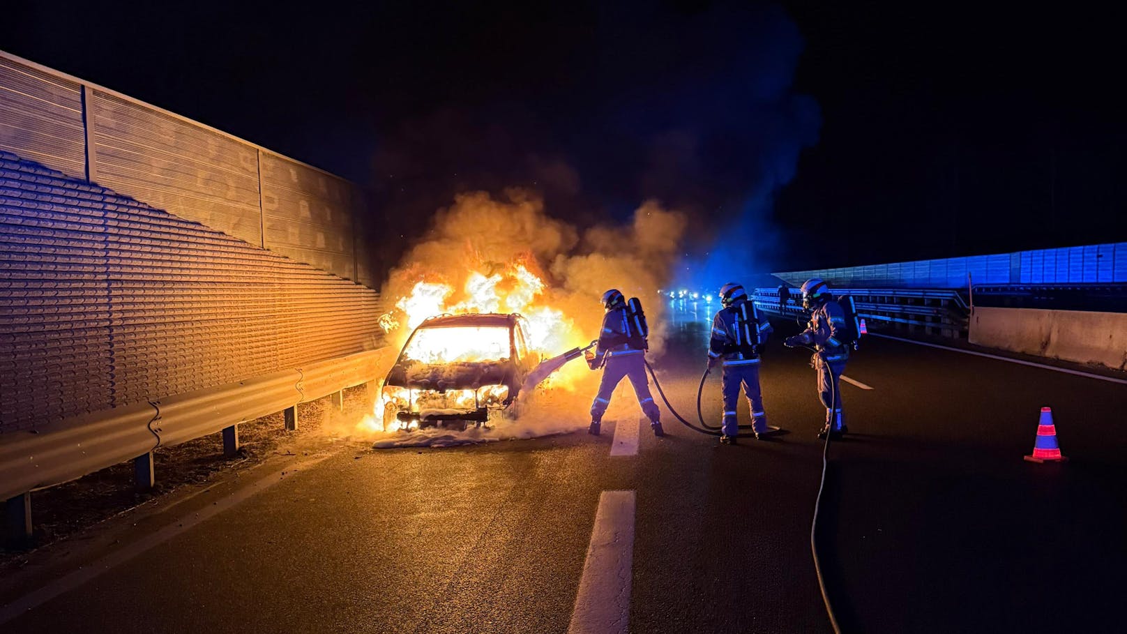 Langkampfen-Fahrzeugbrand auf der Inntalautobahn  -Fotocredit: ZOOM.TIROL 