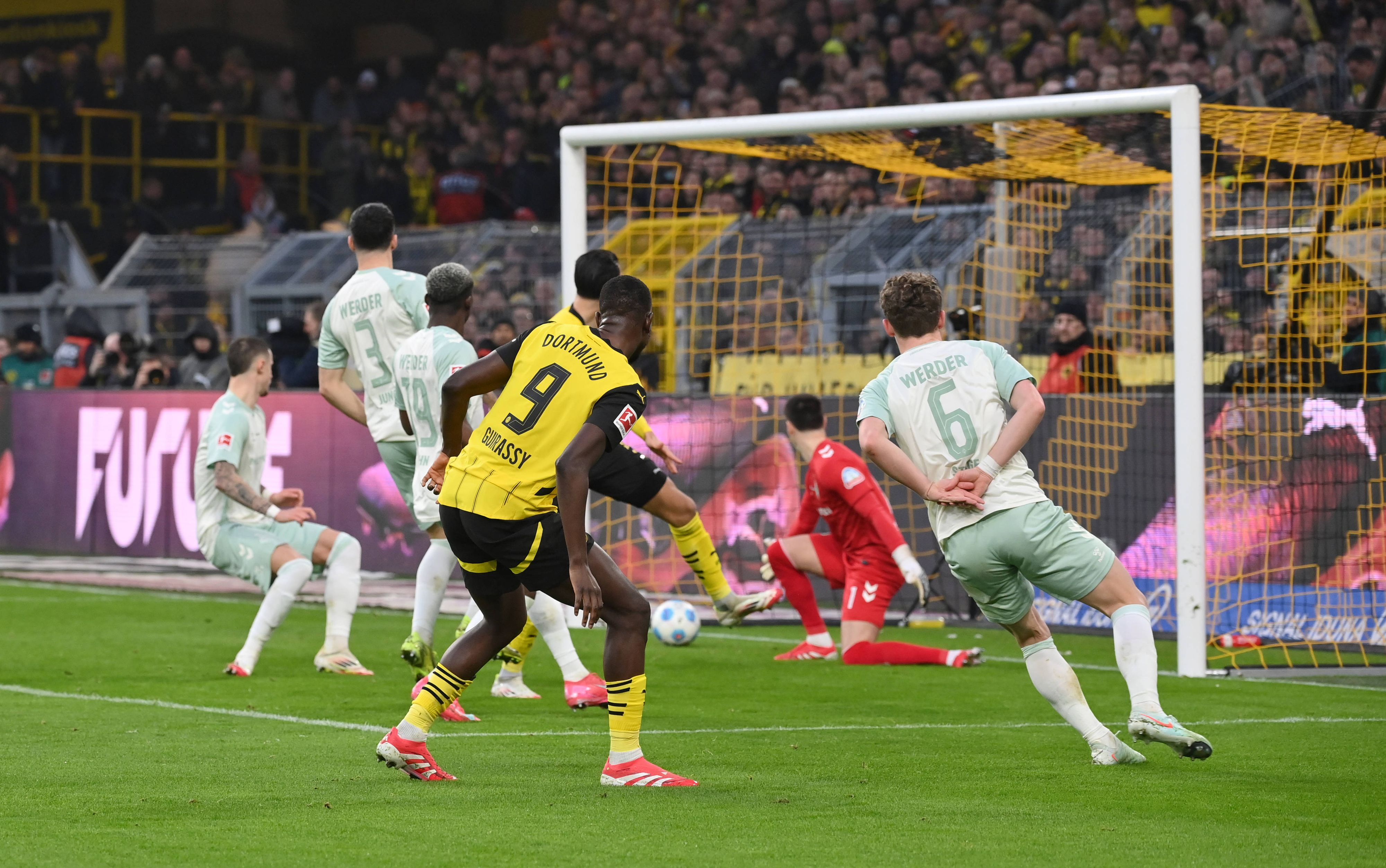 Friedl lenkt den Ball von Guirassy zum 0:2 ins eigene Tor.