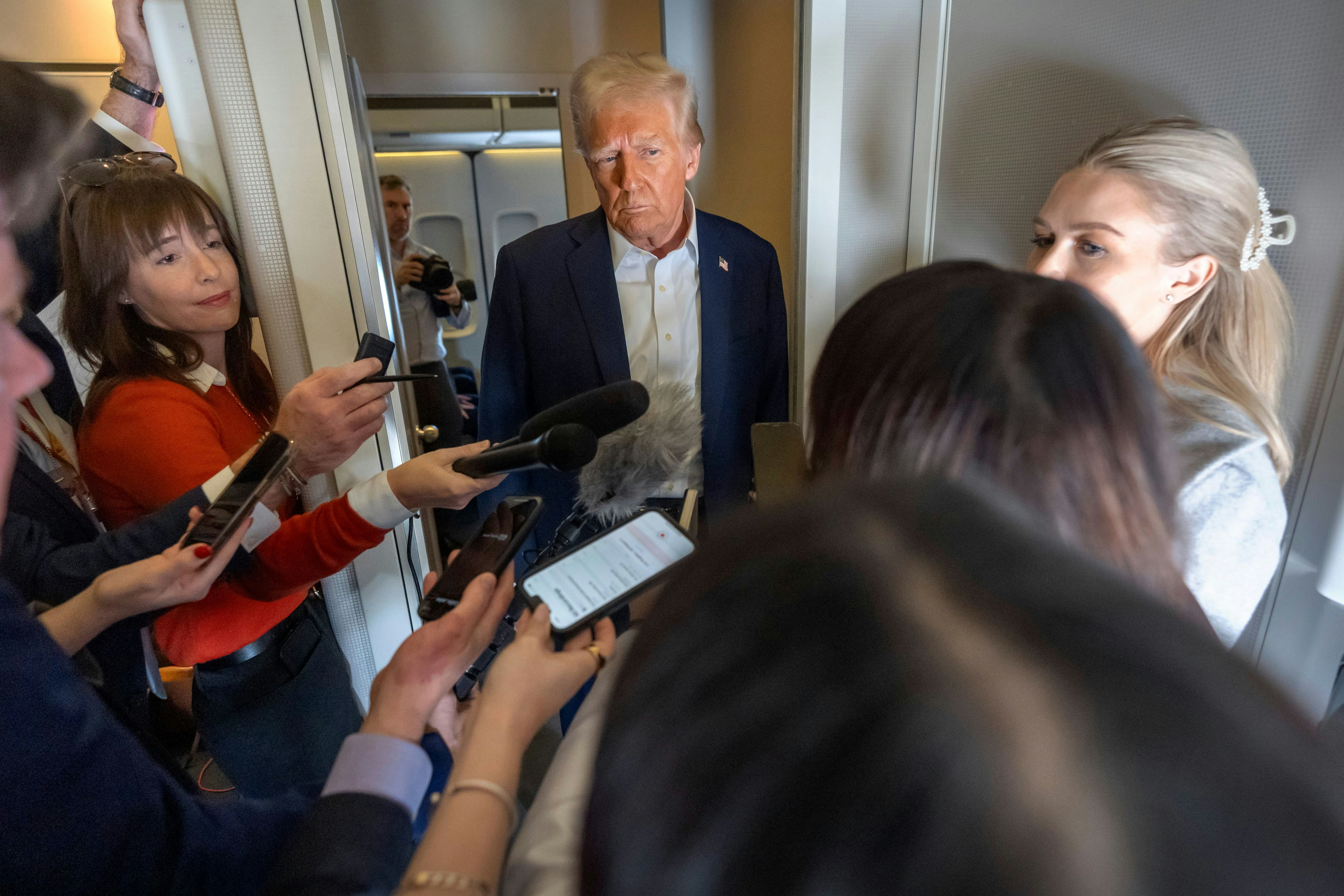 US-Präsident Donald Trump mit Reportern an Bord der Air Force One am Weg von Las Vegas nach Miami 