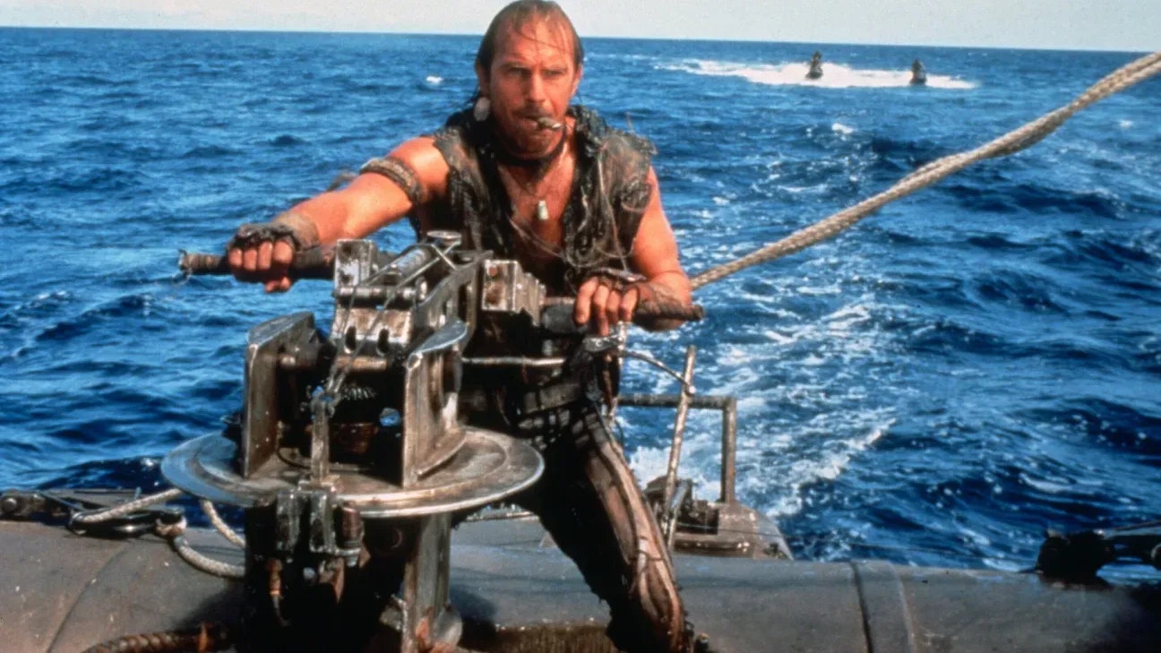 Kevin Kostner kämpft in "Waterworld" in einer überfluteten Zivilisation ums Überleben.