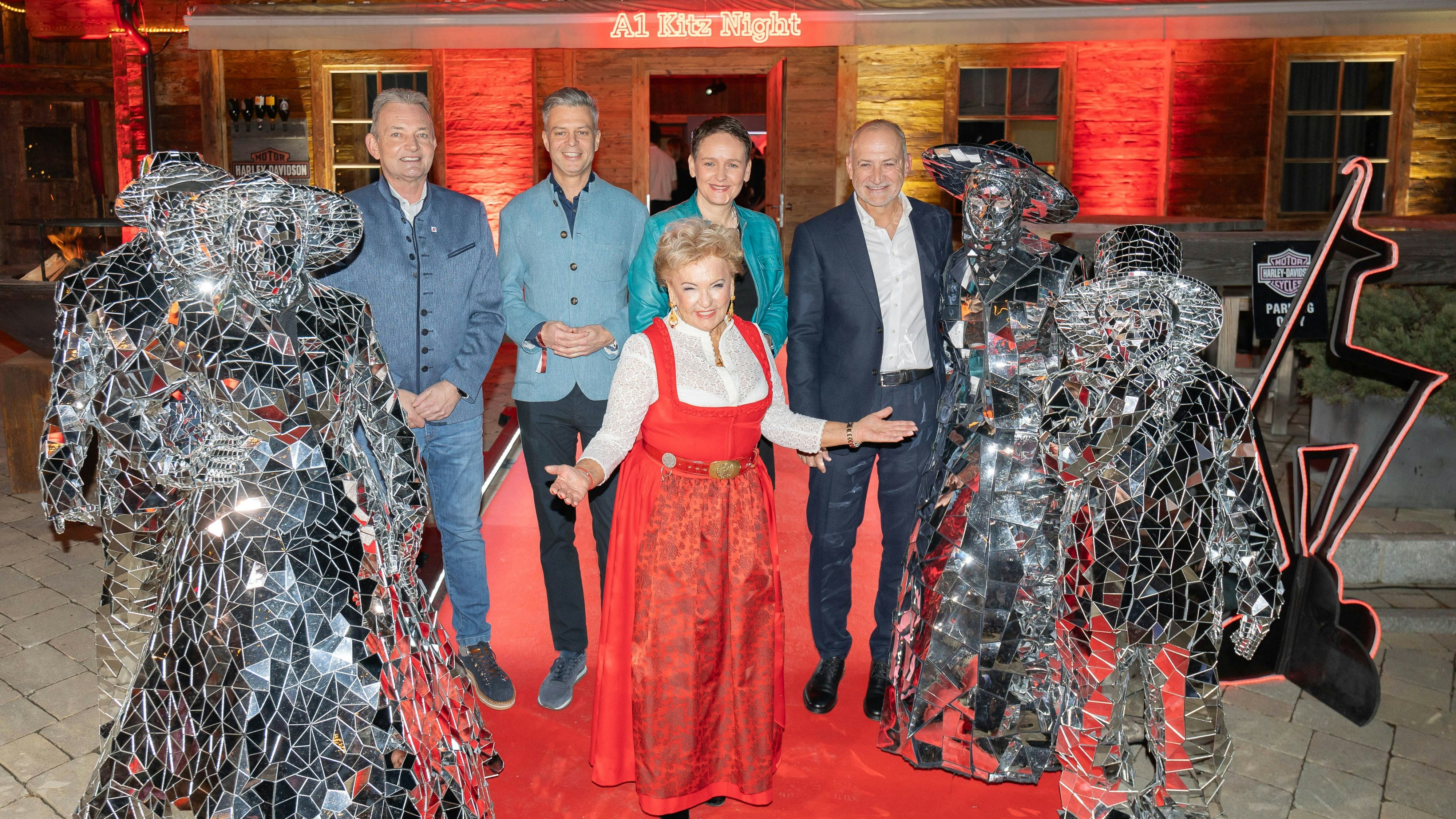 A1 Österreich CEO Marcus Grausam, A1 Group Deputy CEO Thomas Arnoldner, A1 CFO Sonja Wallner, A1 Group CEO Alejandro Plater. Im Vordergrund Rosi Schipfinger.