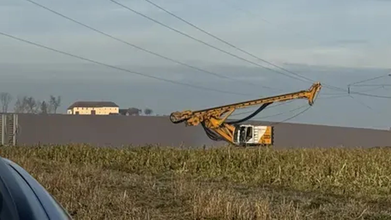 Baumaschine gerät in Stromleitung – Arbeiter gefangen