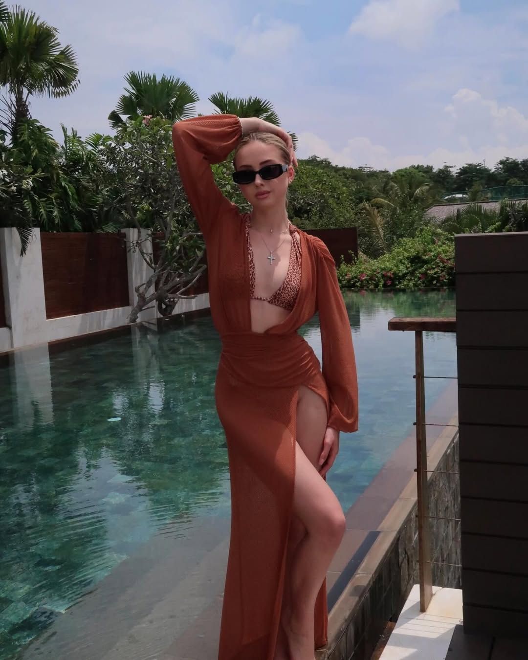 Shania Geiss posiert an einem Pool in Bali, das perfekte Urlaubsbild hatte sie sich allerdings anders vorgestellt.