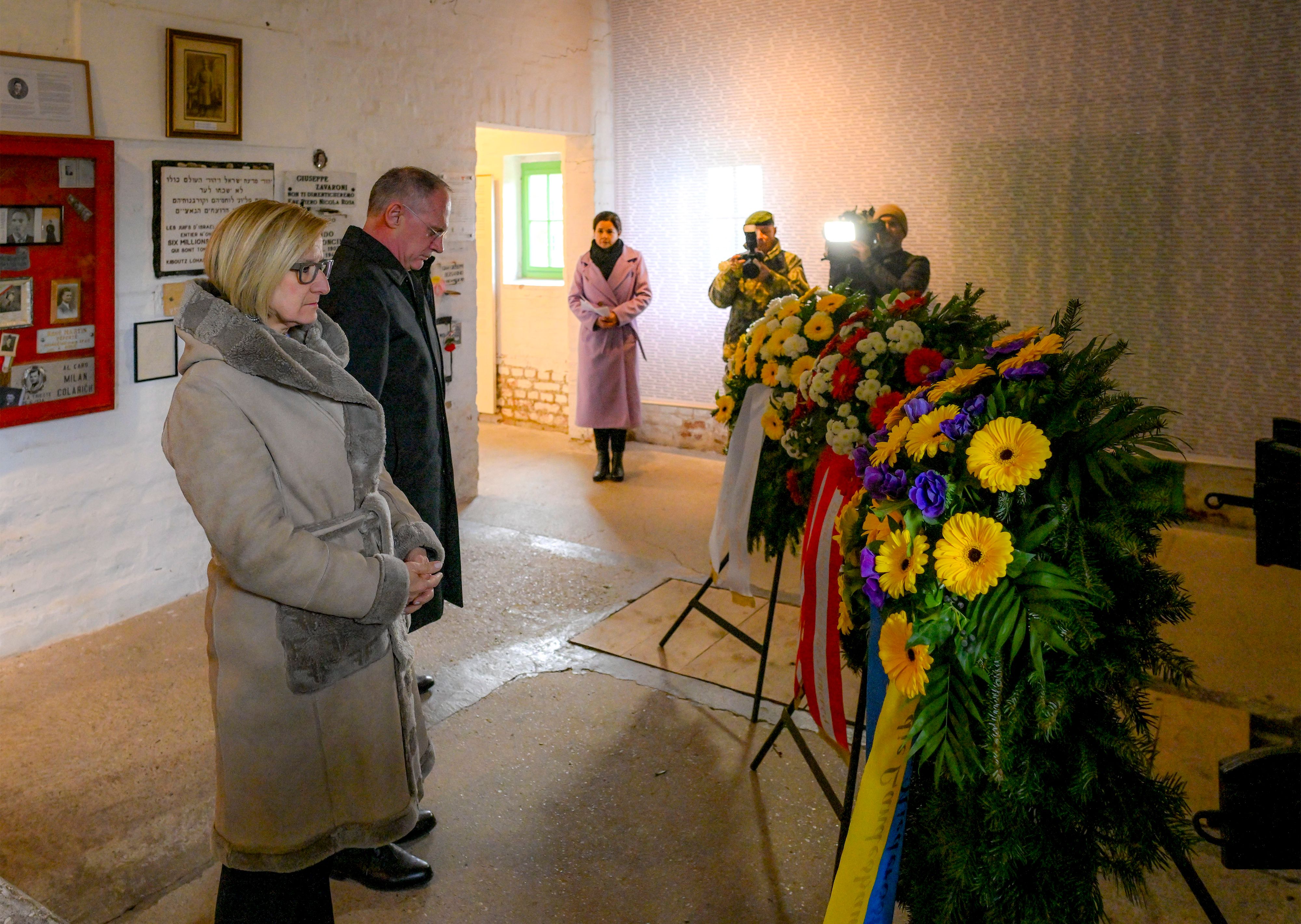 Kranzniederlegung im ehemaligen Krematorium des Konzentrationslagers in Melk: Landeshauptfrau Johanna Mikl-Leitner und Innenminister Gerhard Karner, im Hintergrund Barbara Glück, Leiterin der Gedenkstätte Mauthausen.