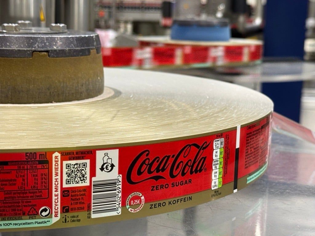 So sehen die neuen Coca Cola Etiketten mit Pfandlogo aus.