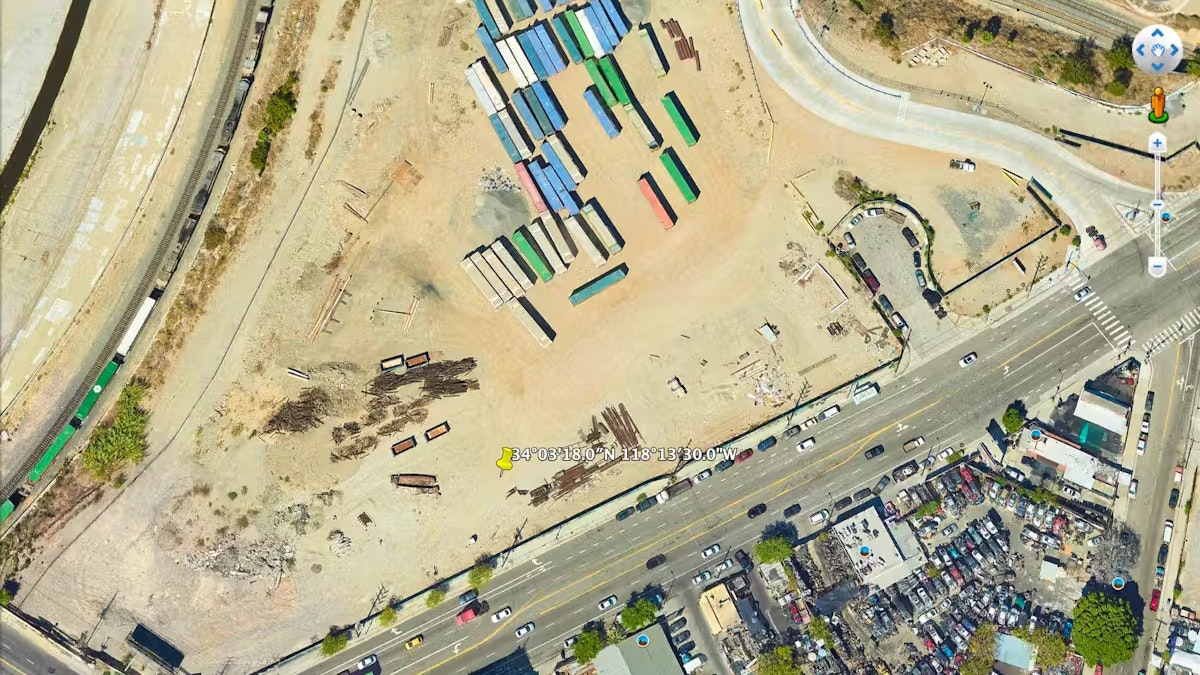 Google Earth Pro erlaubt es, in der Zeit zurückzureisen und sich Aufnahmen ein und desselben Ortes zu anderen Zeitpunkten anzuschauen. Auf diesem Satellitenbild vom 24. September 2022 sind noch keine Schriftzüge auf dem Areal von Union Pacific zu erkennen.