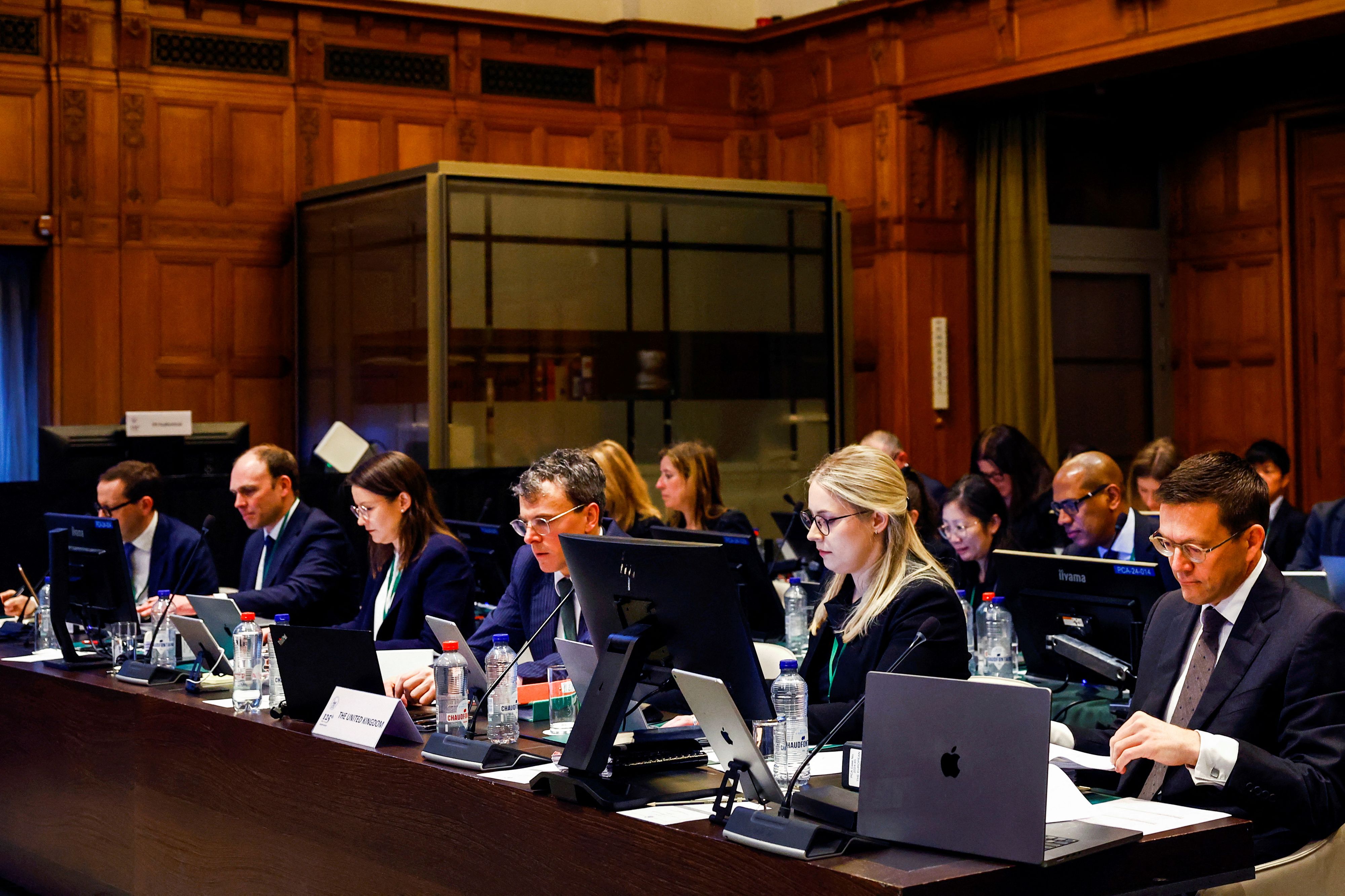 Vertreter vom Vereinigten Königreich bei der Anhörung vor dem Schiedsgericht in Den Haag.