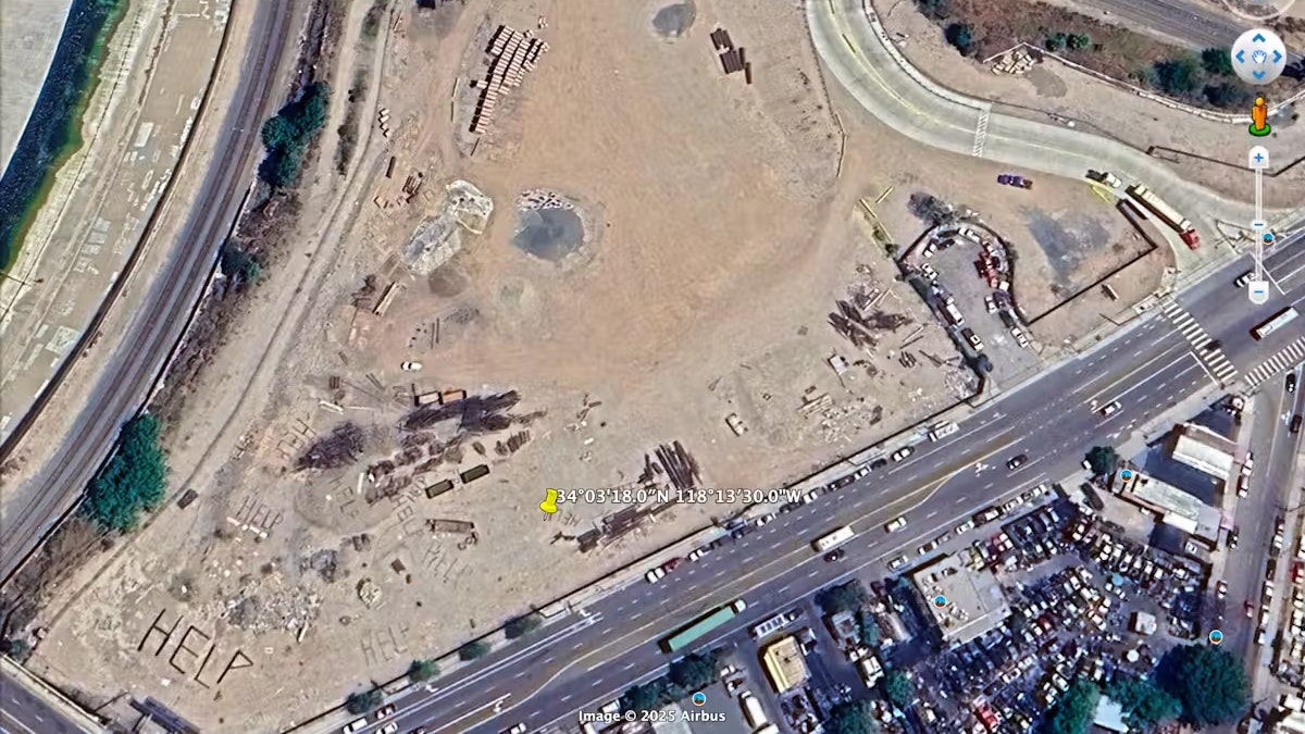 Anders sieht das wenige Monate später aus. Auf diesem am 21. Juni 2023 aufgenommenen Satellitenbild ist "Help" schon mehrmals zu sehen. Die Container, die 2022 noch zu sehen waren, sind dafür verschwunden.