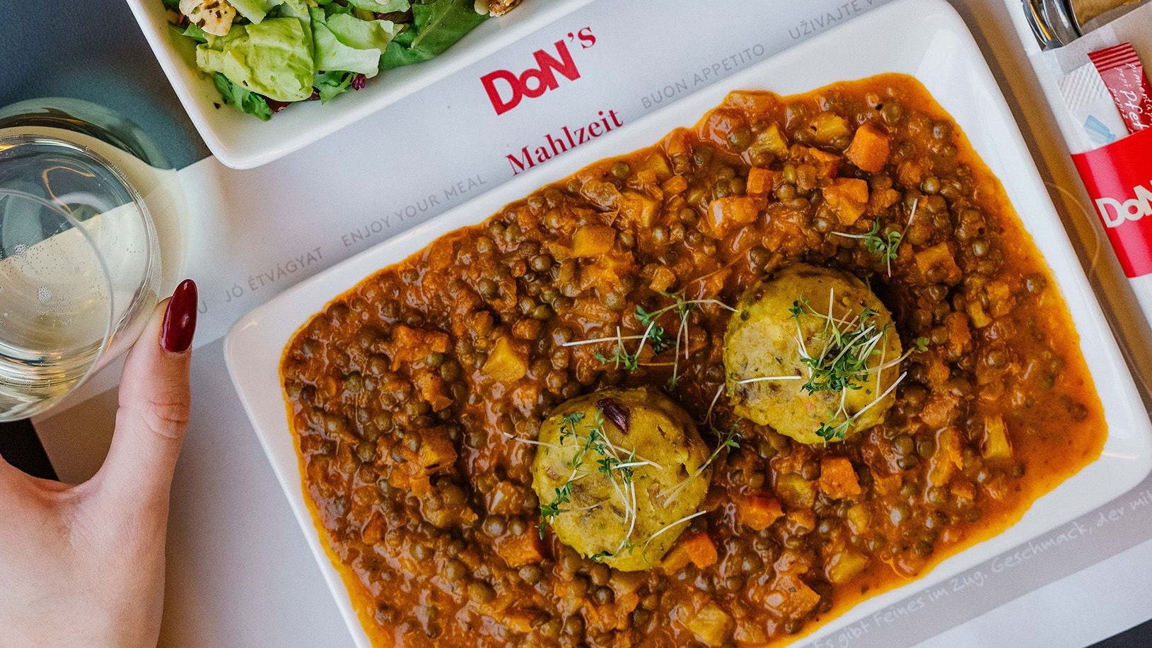 Die Balsamico-Linsen sind ein Special von Haubenkoch <a data-li-document-ref="18666632" href="https://www.heute.at/s/bernie-rieder-wird-wieder-papa--18666632">Bernie Rieder</a>.