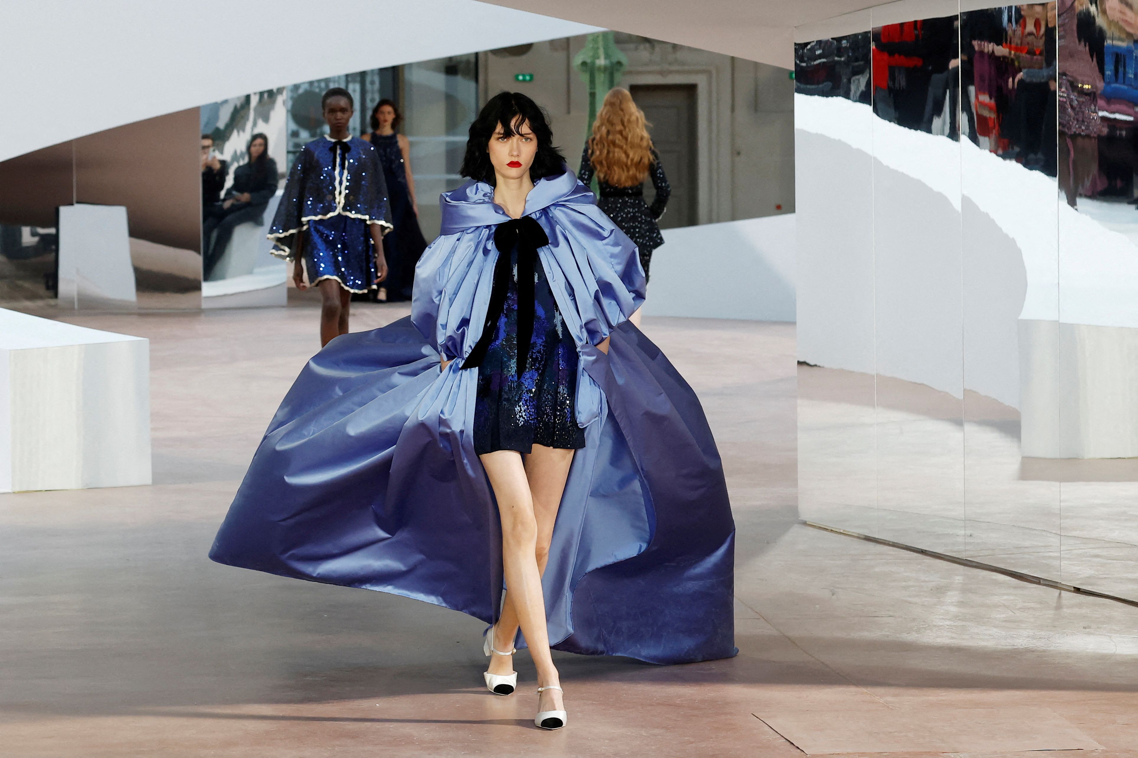 Ein Traum aus Seidenkrepp, Volant und Pailletten.