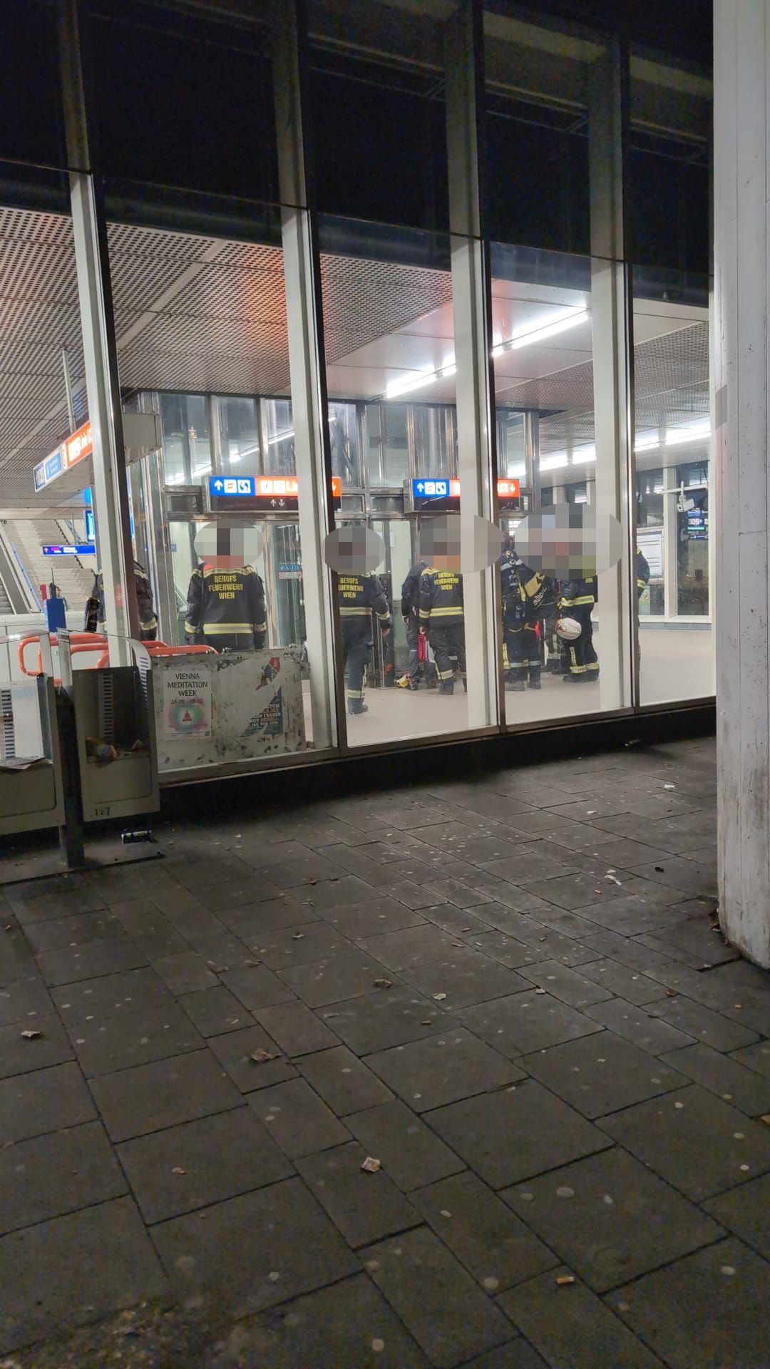 Mehrere Feuerwehrleute befreiten die Teenager aus der misslichen Lage.